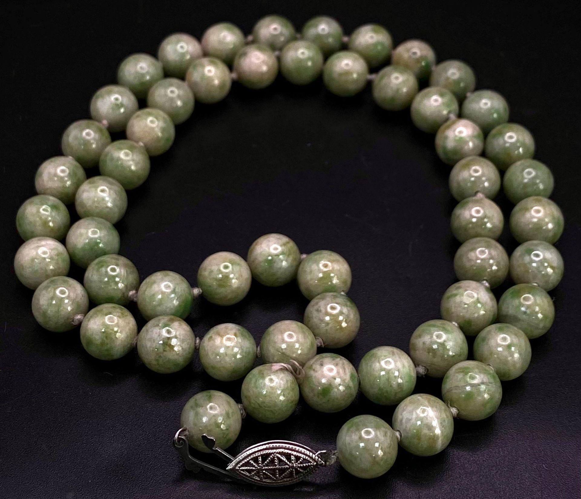 A Vintage Jade Bead Necklace. 62cm length. - Bild 3 aus 5