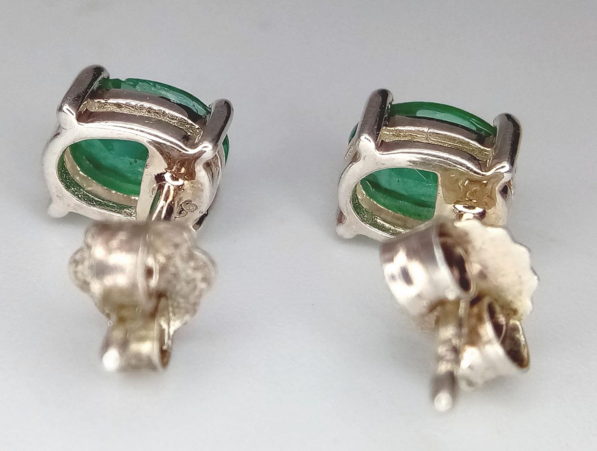 A Pair of Emerald 925 Silver Stud Earrings. - Bild 2 aus 4