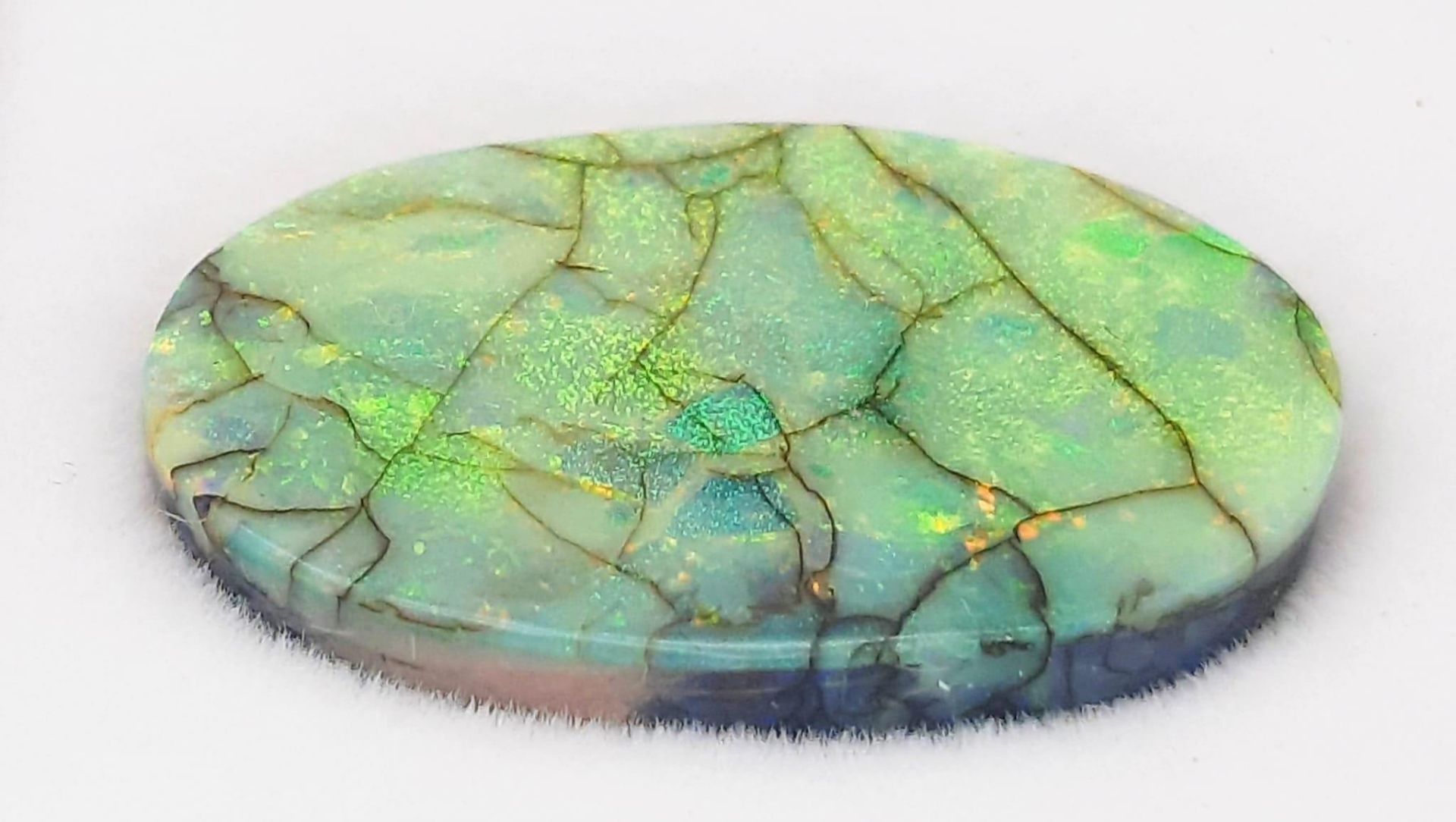 A beautiful MONARCH OPAL with strong iridescence on both sides of the oval shaped stone. Weight: 9.8 - Bild 2 aus 2