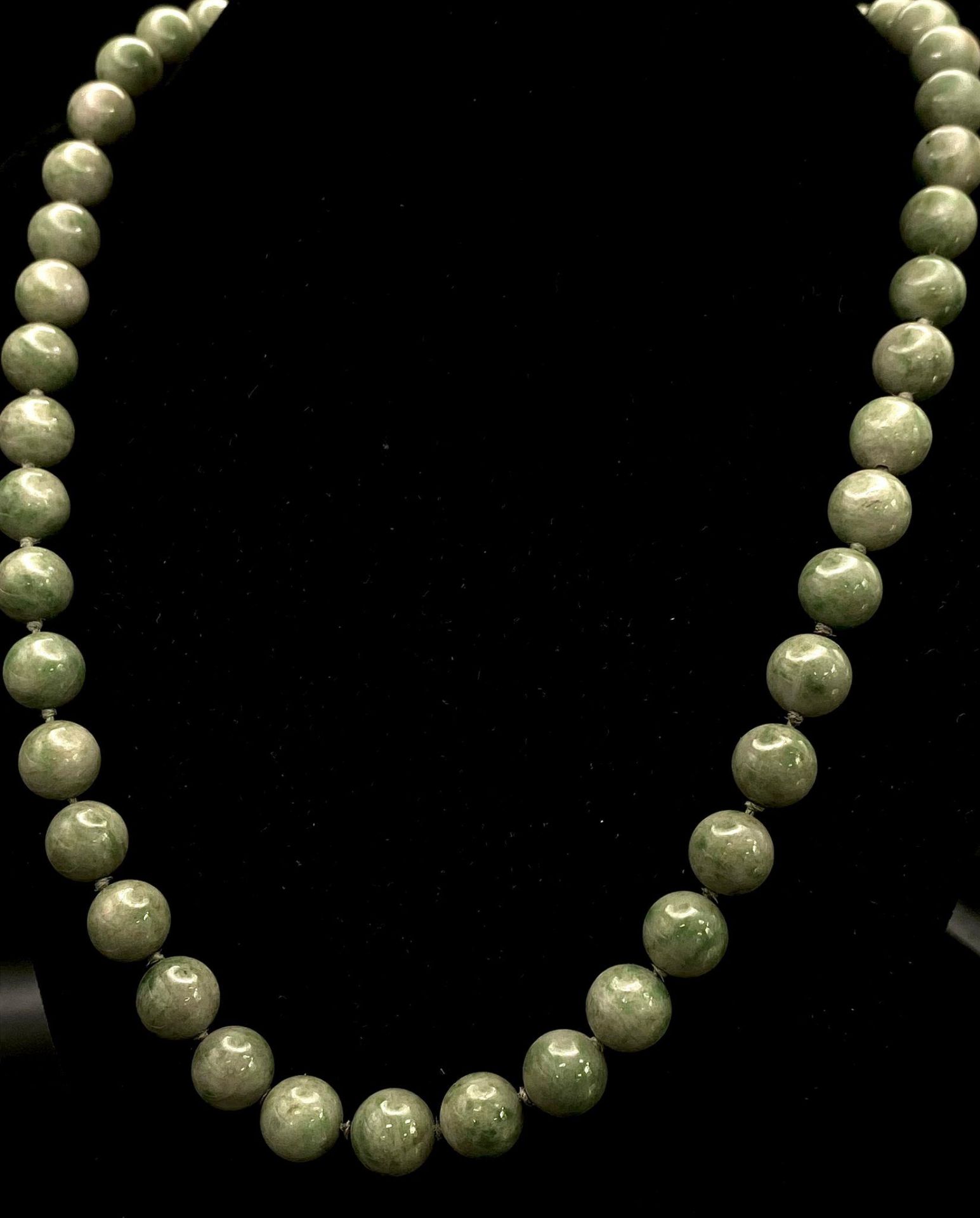 A Vintage Jade Bead Necklace. 62cm length. - Bild 2 aus 5