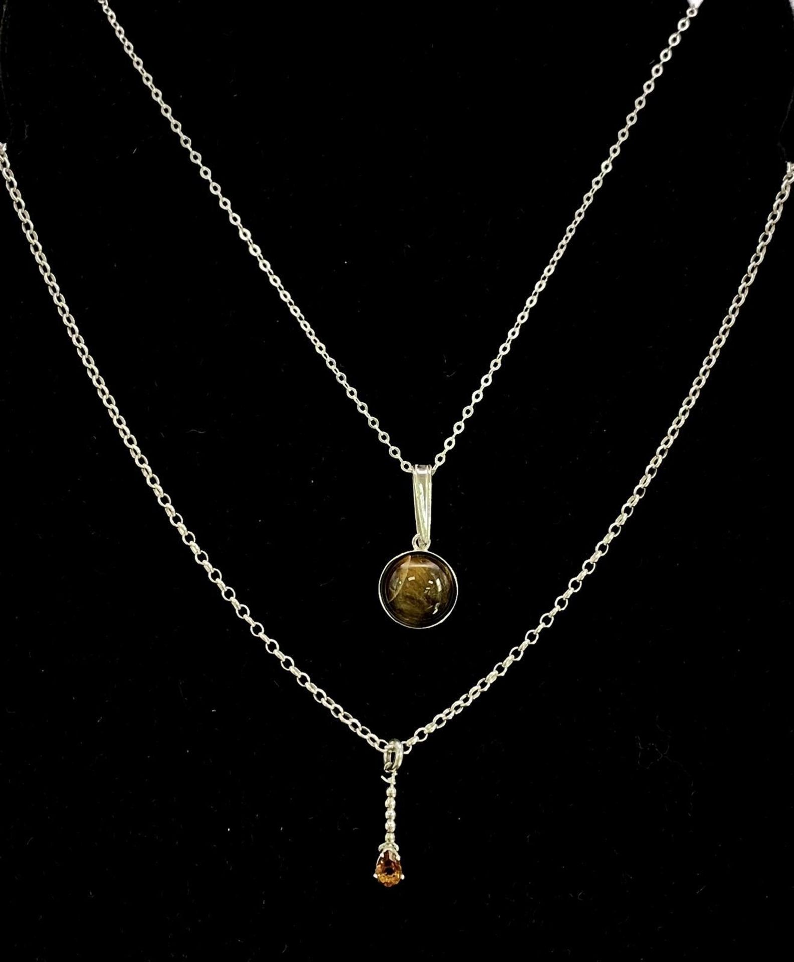 Two Sterling Silver Necklaces with Gemstone pendants. Both measuring 40cm in length, both - Bild 2 aus 4