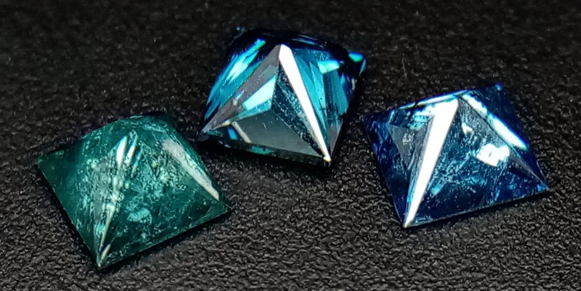 A Small Parcel of 0.78ctw Fancy Blue Diamonds - Three diamonds in total. - Bild 2 aus 3