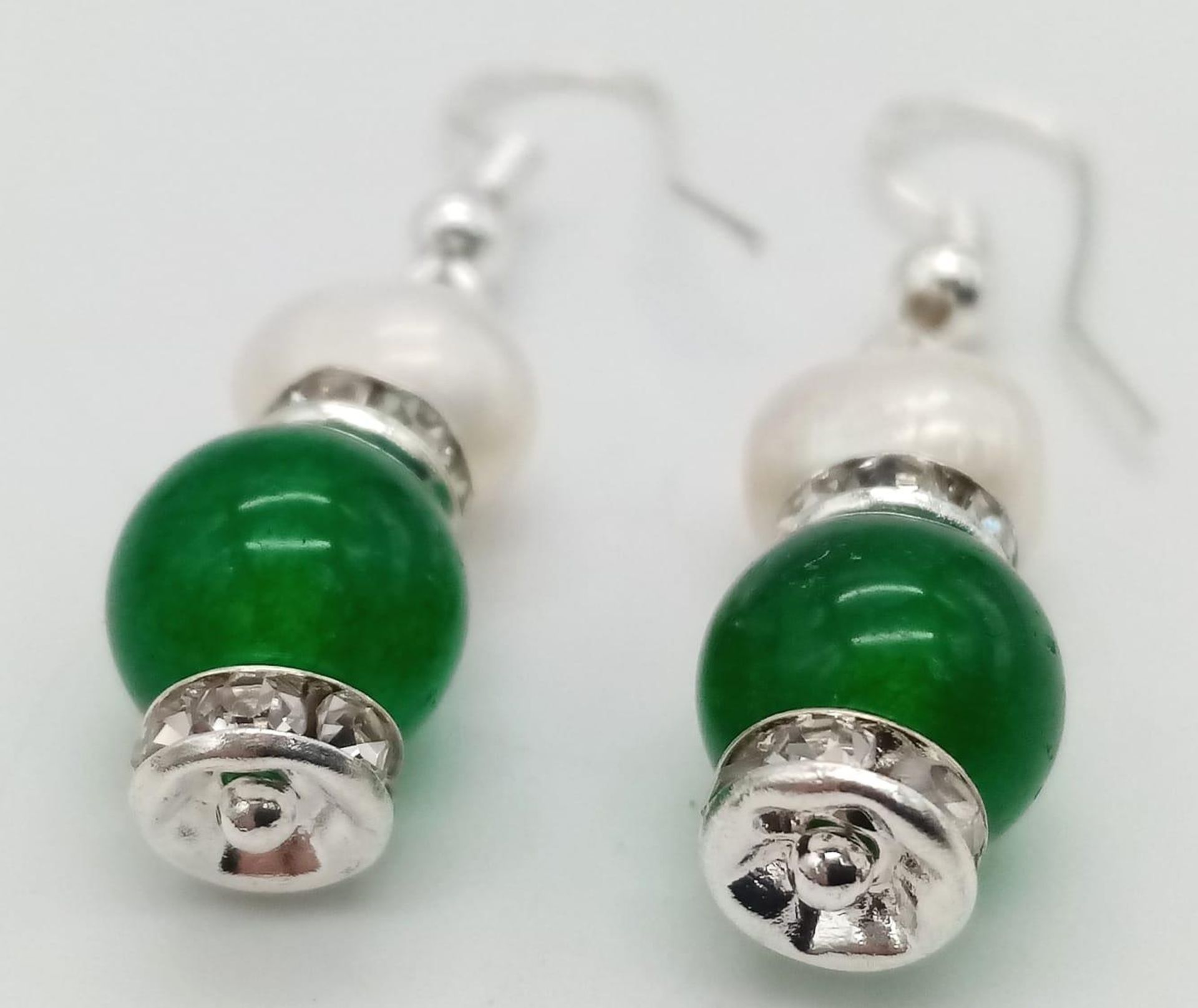 A Pair of Jade and Cultured Pearl Earrings. - Bild 3 aus 3