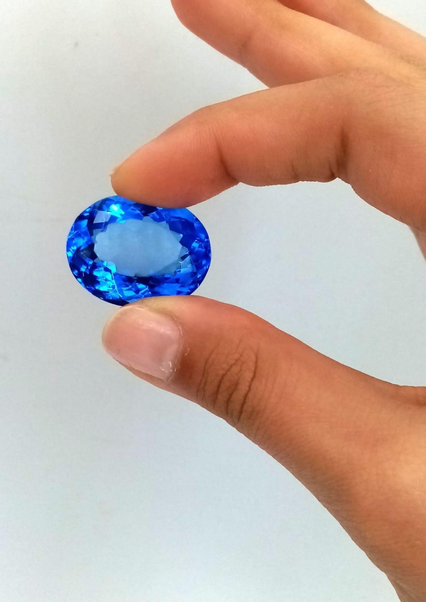 A fabulous, large (51.2 carats) Blue TOPAZ. Oval cut with excellent colour saturation and - Bild 3 aus 3