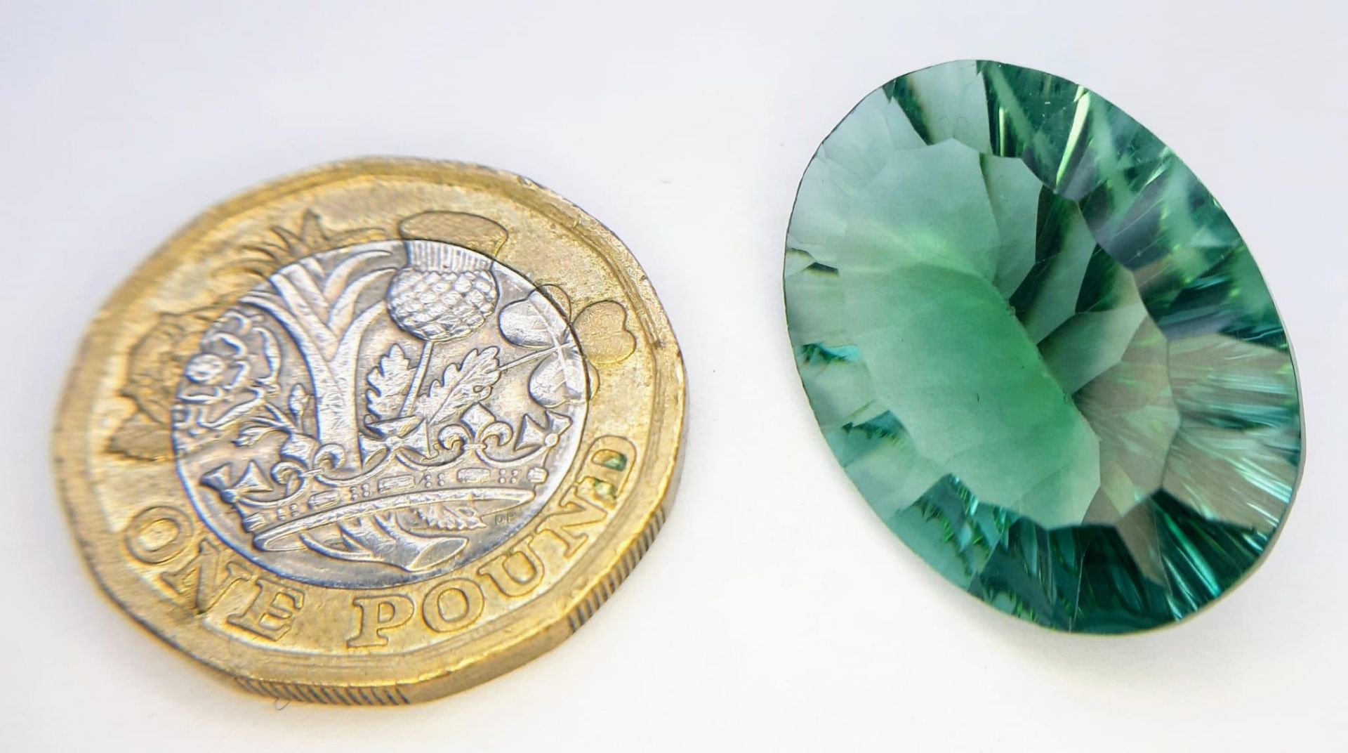 An amazing, rare light green, large (23.0 carats) TOPAZ. Customised oval cut, in excellent condition - Bild 3 aus 3