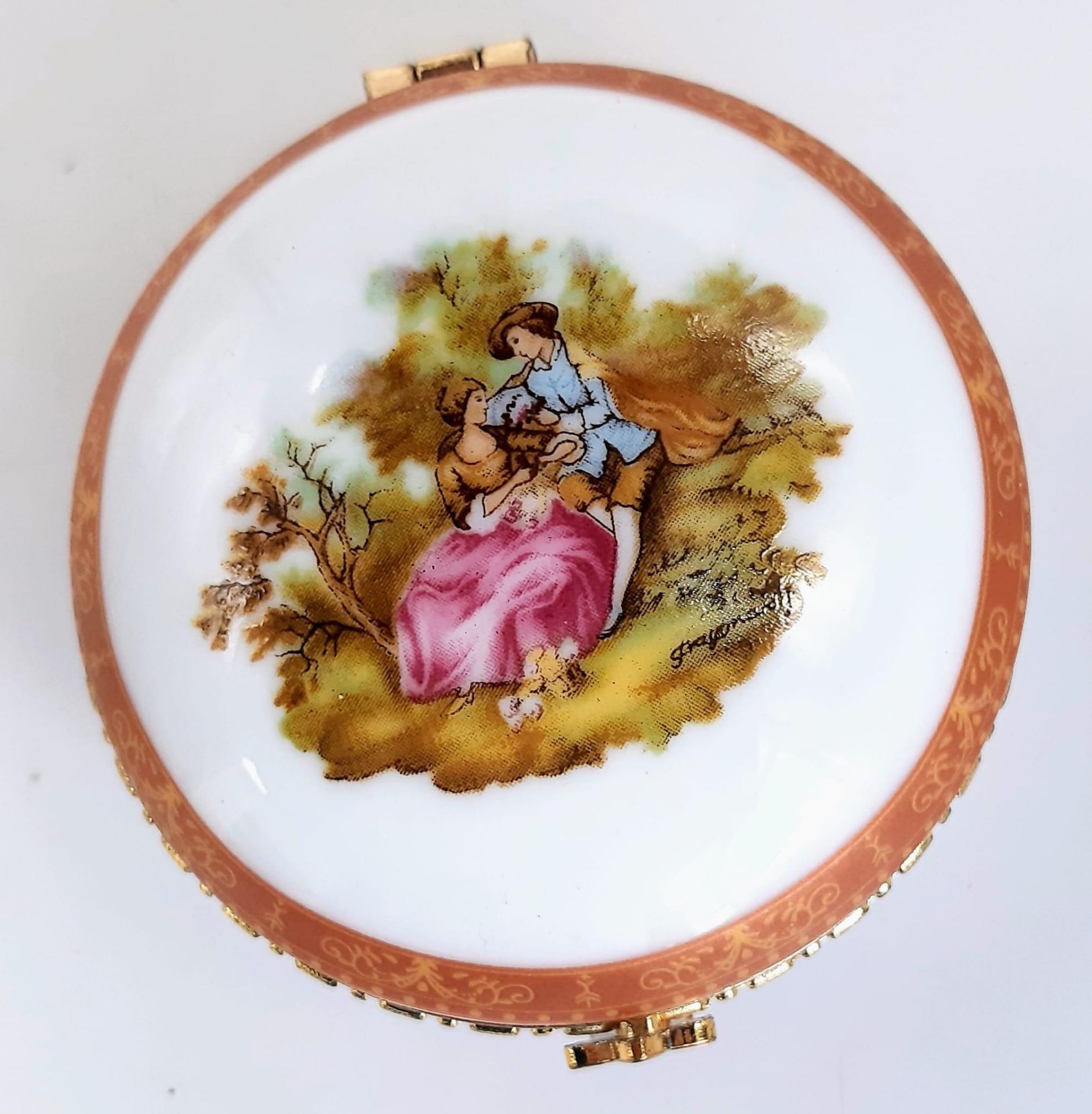 An eclectic vintage collection of items. Featuring a Fragonard Lovers Scene Depiction on a Porcelain - Bild 5 aus 11