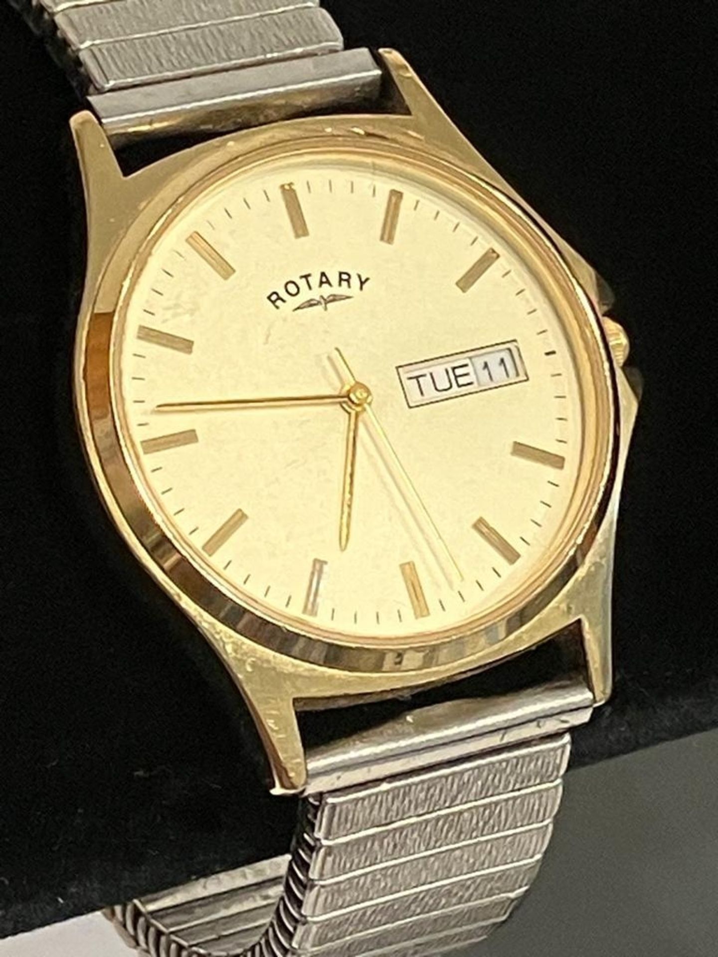 Gentlemans ROTARY WRISTWATCH DAY/DATE model in Gold Tone. Expandable bracelet. Quartz movement in