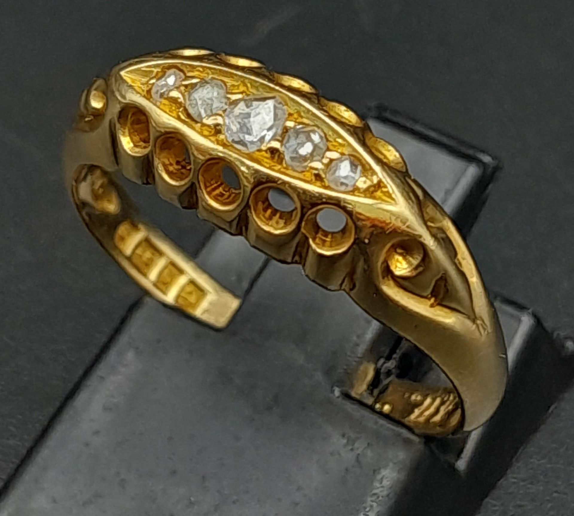 A 18K YELLOW GOLD ANTIQUE DIAMOND OLD CUT 5 STONE RING 3.5G SIZE N/O - Bild 2 aus 6