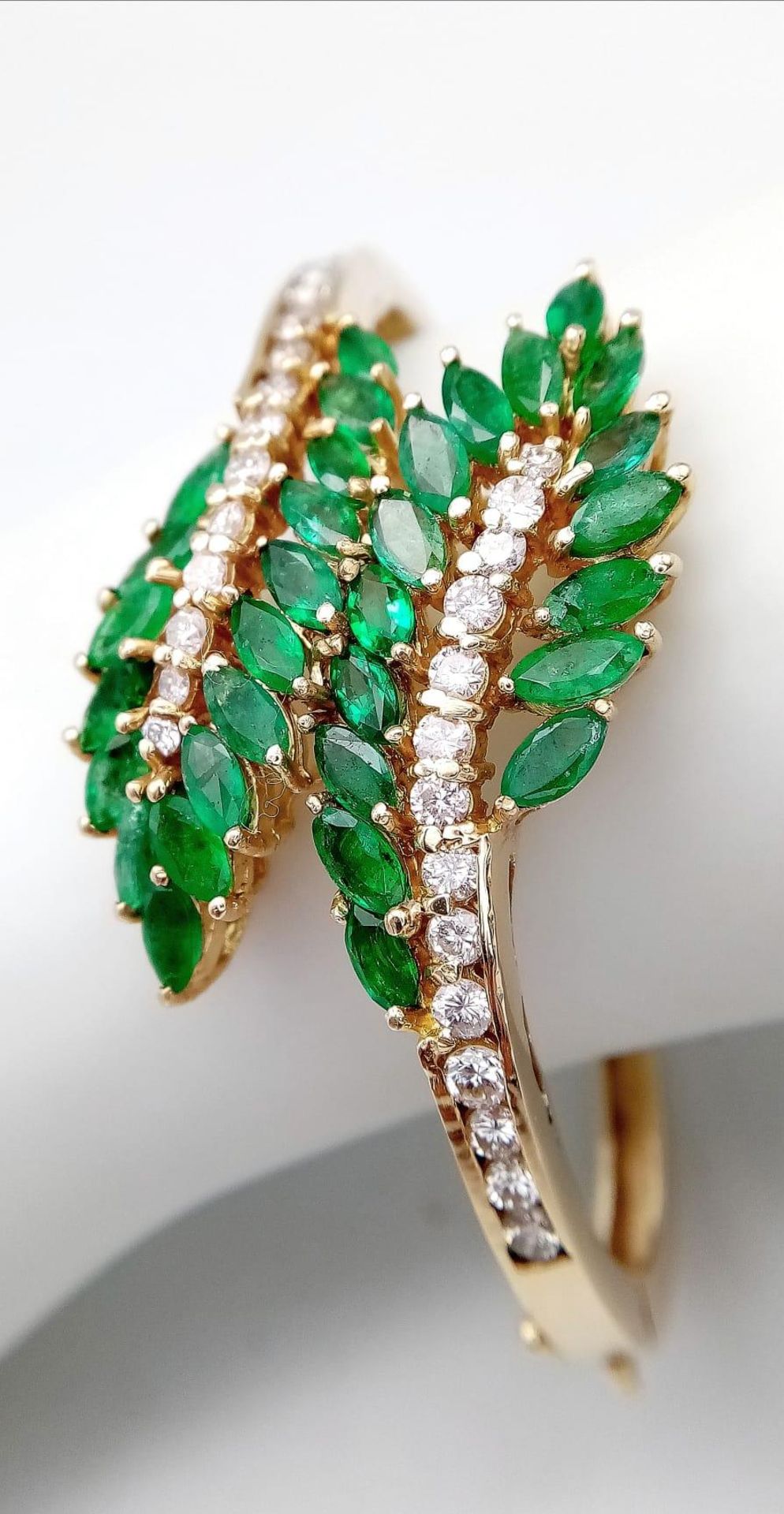 A DIAMOND AND EMERALD LEAF DESIGN BANGLE IN CROSSOVER STYLE SET IN18K GOLD . 33.5gms 10457 - Image 11 of 15