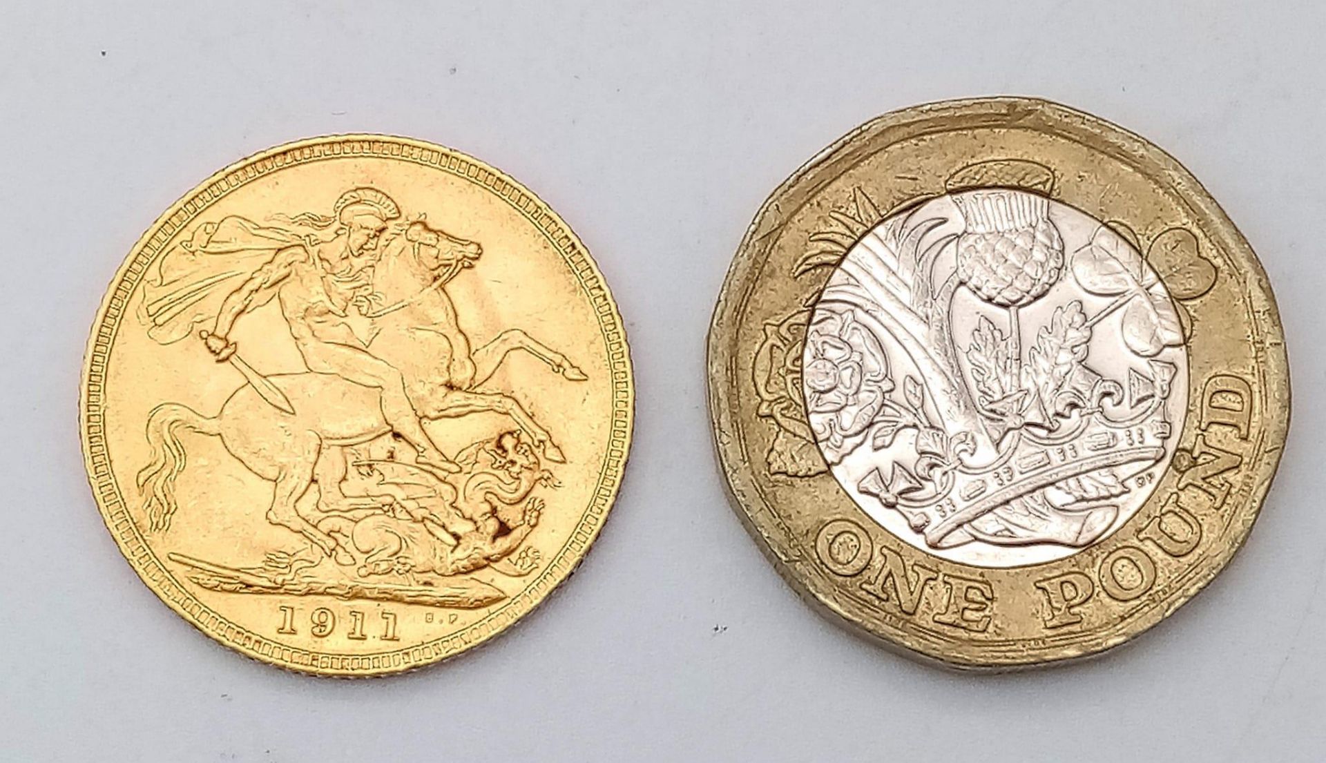 A 22 K yellow gold sovereign with King George V, very good definition and full weight 8 g. - Bild 3 aus 3