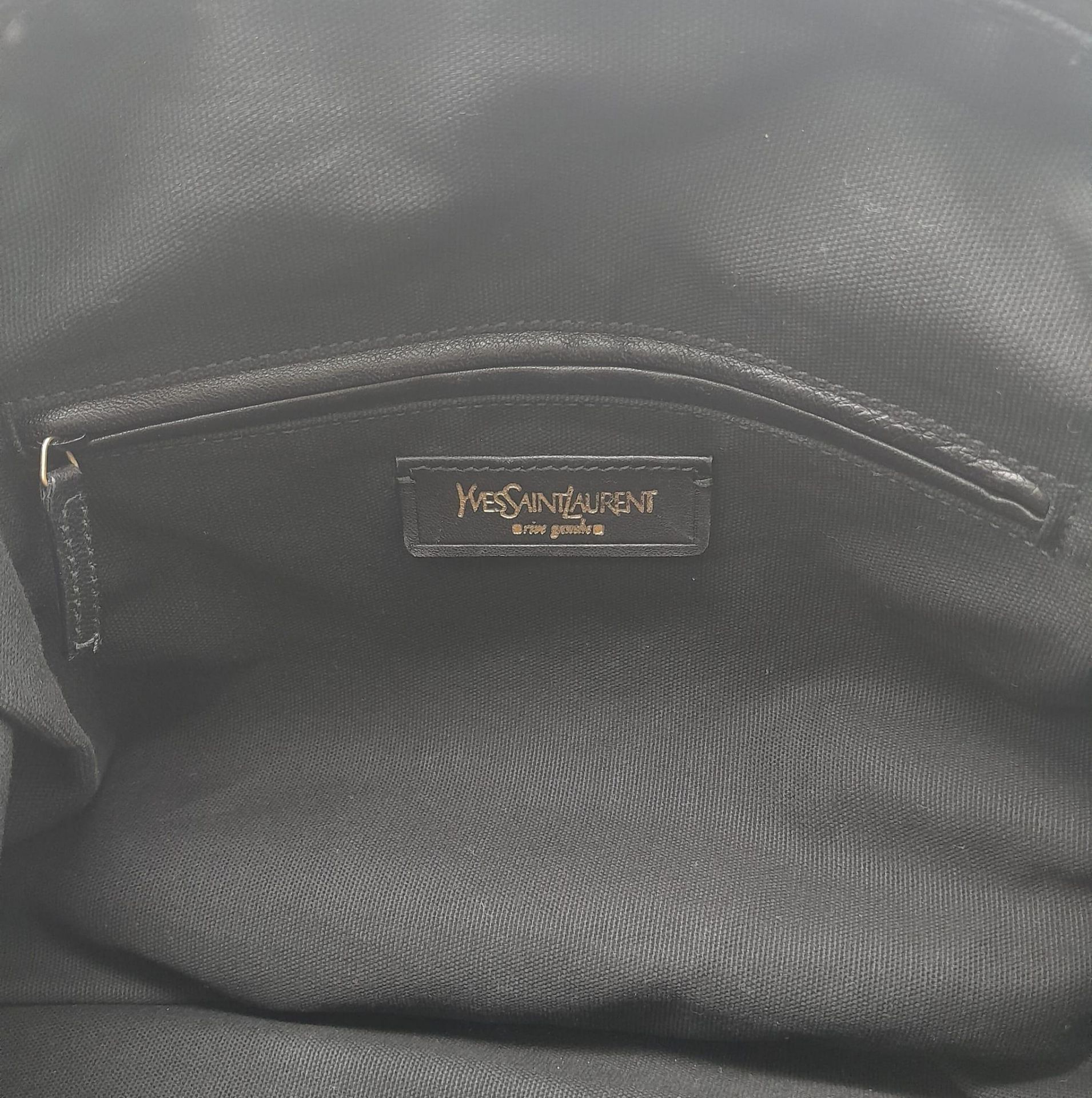 An Yves Saint Laurent Black Easy Bag. Leather exterior with gold hardware, double zipper, and 5 - Bild 17 aus 19