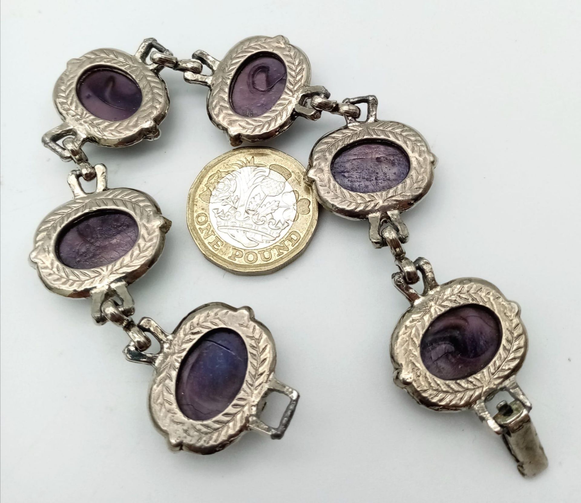 A wonderful example of a vintage, mesmerising, purple cat’s eyes bracelet, in a presentation case: - Image 6 of 7