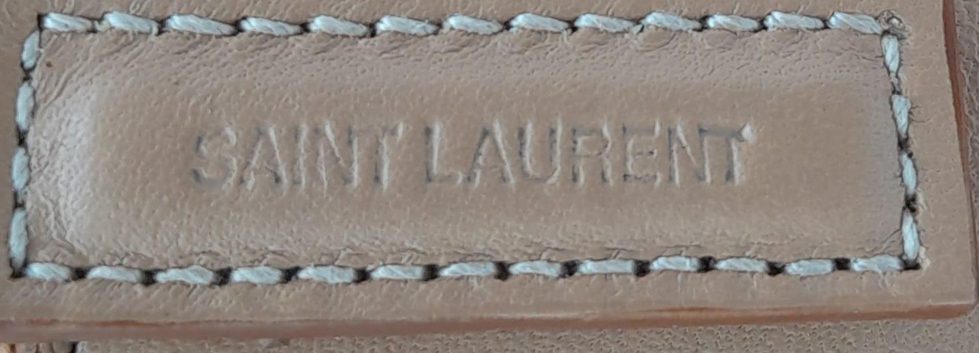 A Saint Laurent Beige Tote Bag. Woven rattan and leather trim exterior. Magnetic closure, gold-toned - Bild 12 aus 12