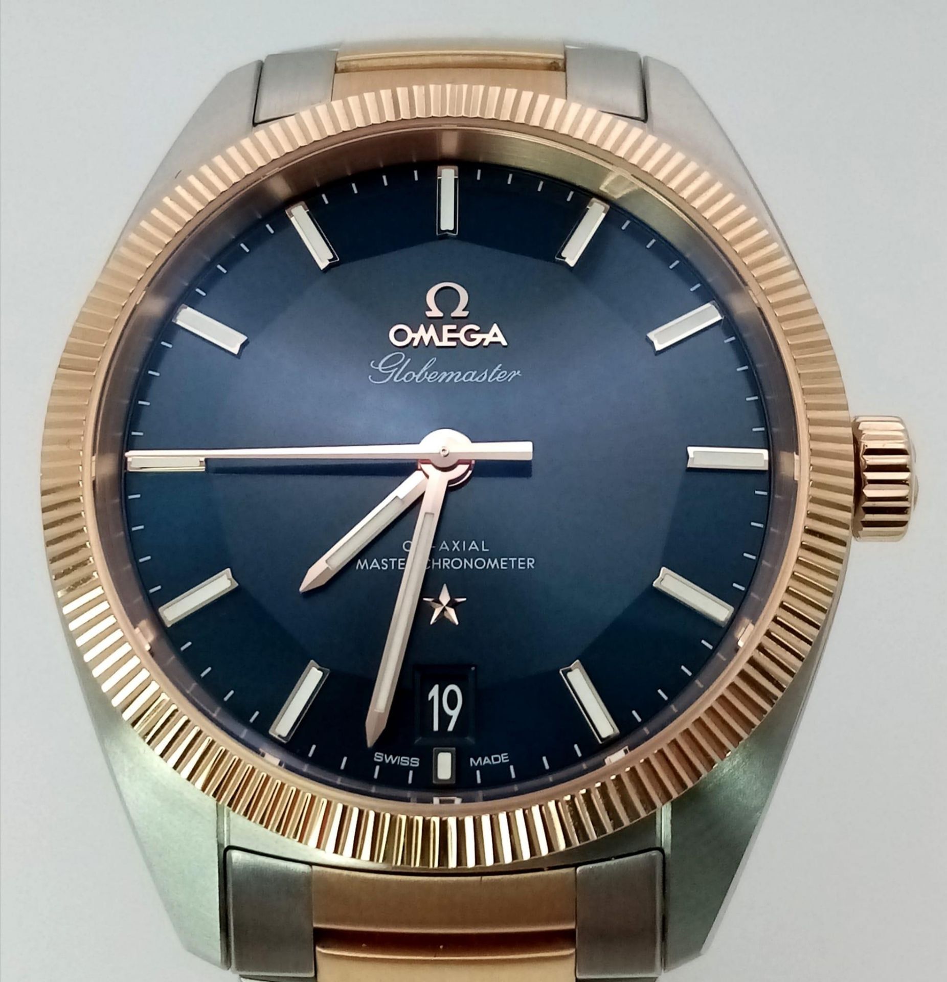 A Stylish Omega Bi-Metal Constellation Globemaster Gents Watch. Omega 18k Sedna Gold Strap and - Bild 9 aus 27