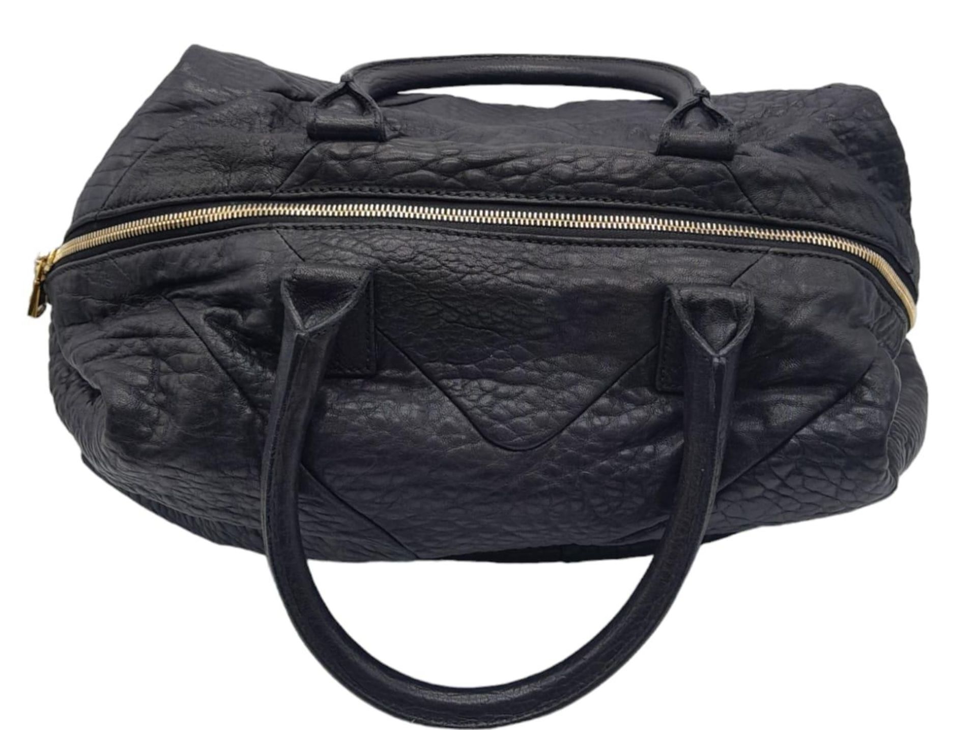 An Yves Saint Laurent Black Easy Bag. Leather exterior with gold hardware, double zipper, and 5 - Bild 8 aus 19