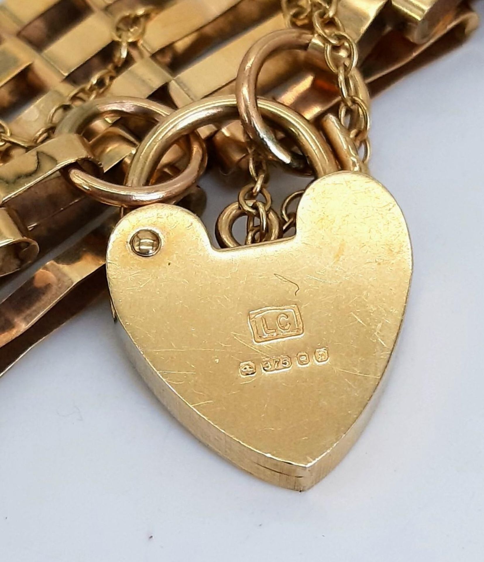 A Vintage 9K Yellow Gold Gate Bracelet with Heart Clasp. 16cm. 11.11g weight. - Image 4 of 4