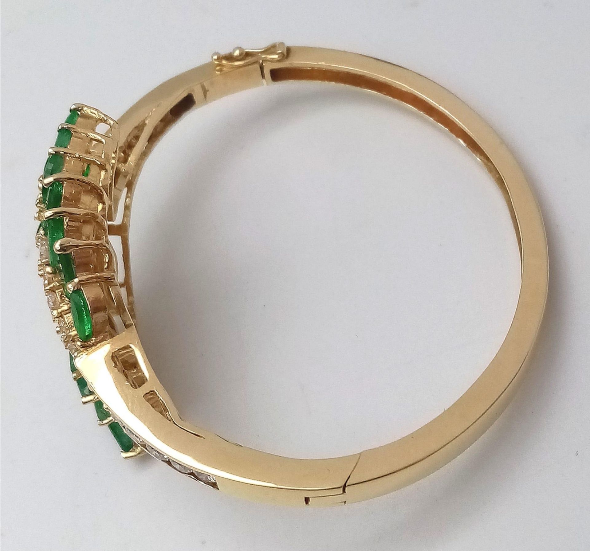 A DIAMOND AND EMERALD LEAF DESIGN BANGLE IN CROSSOVER STYLE SET IN18K GOLD . 33.5gms 10457 - Image 12 of 15