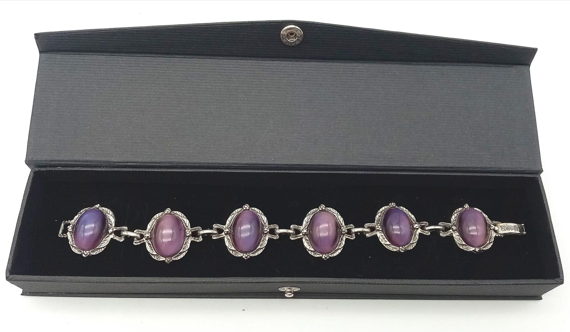 A wonderful example of a vintage, mesmerising, purple cat’s eyes bracelet, in a presentation case: - Image 5 of 7
