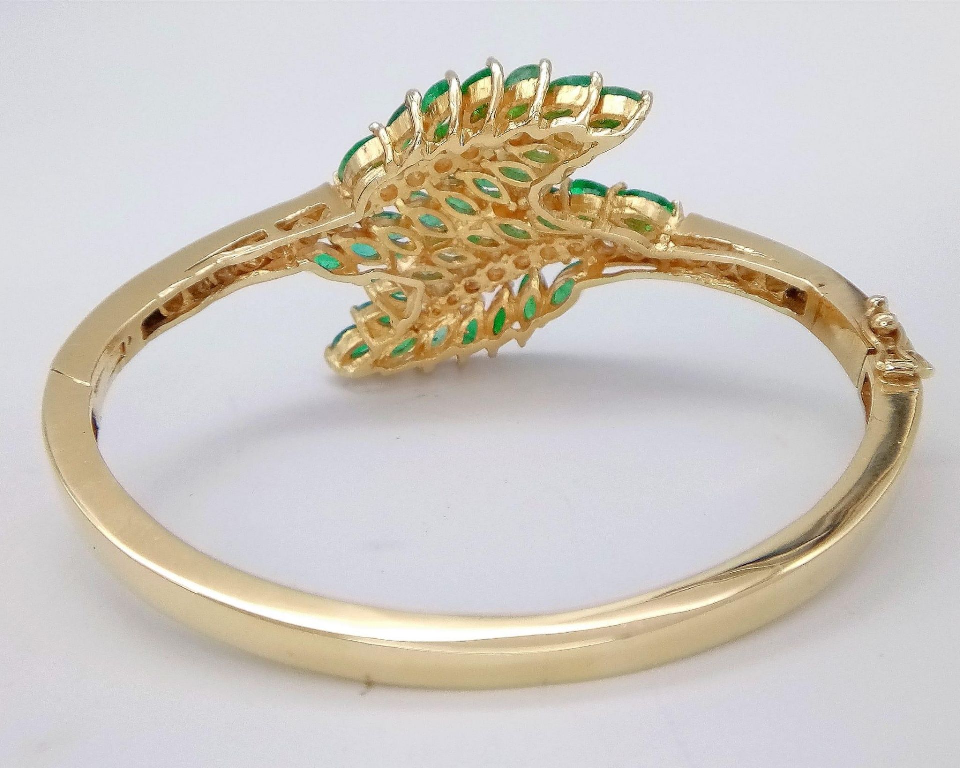 A DIAMOND AND EMERALD LEAF DESIGN BANGLE IN CROSSOVER STYLE SET IN18K GOLD . 33.5gms 10457 - Image 14 of 15