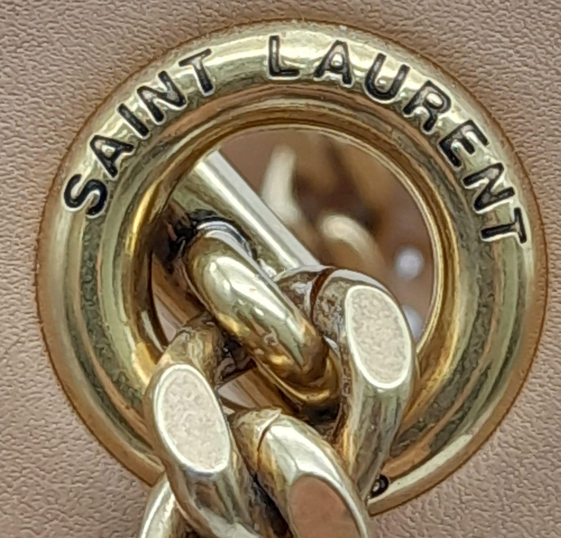 A Saint Laurent Beige Tote Bag. Woven rattan and leather trim exterior. Magnetic closure, gold-toned - Bild 10 aus 12