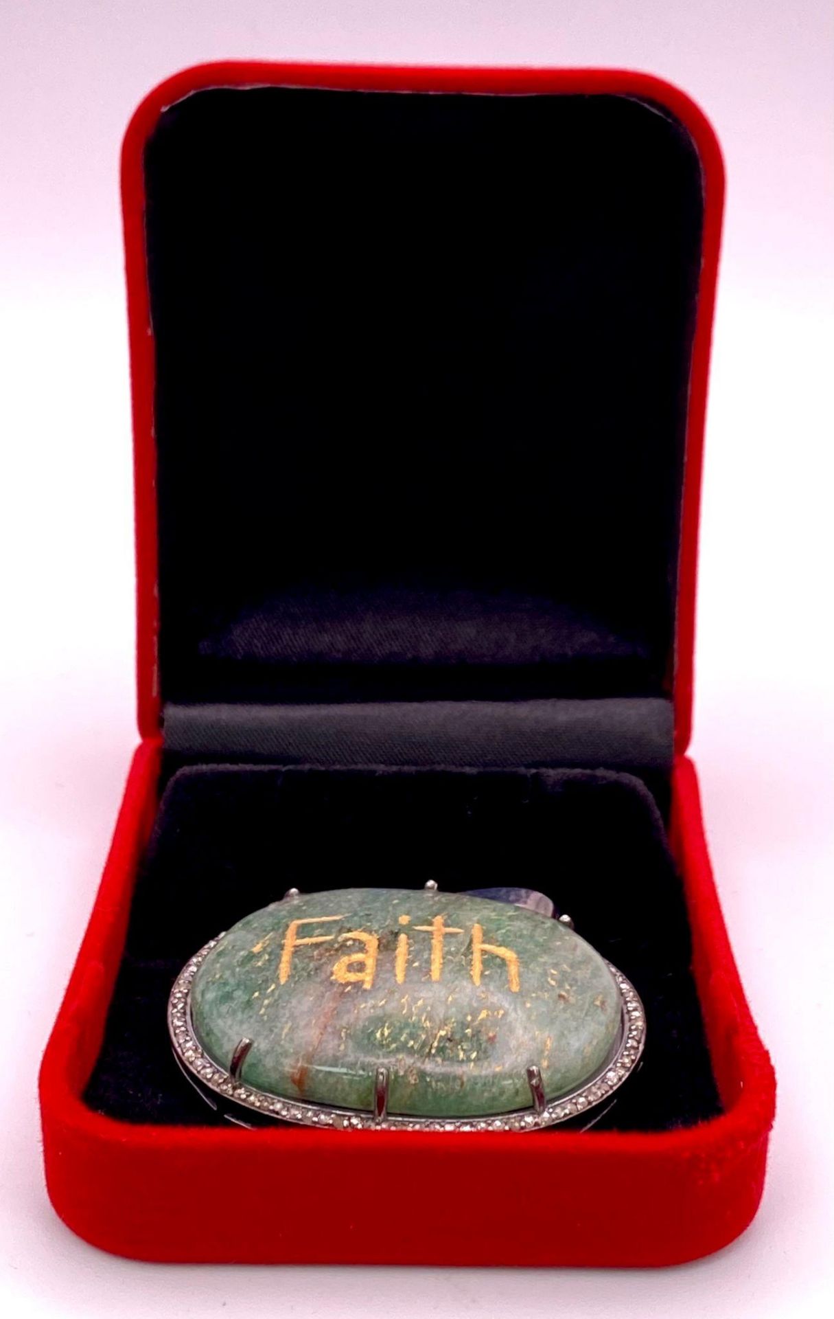 An Agate 'Faith' Engraved 925 Silver Pendant with Rose-Cut Diamond Surround. Agate - 90.55ct. - Bild 4 aus 5