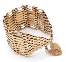 A wonderful 9 K yellow gold bracelet with a love padlock clasp and safety chain. Width: 34.6 mm,