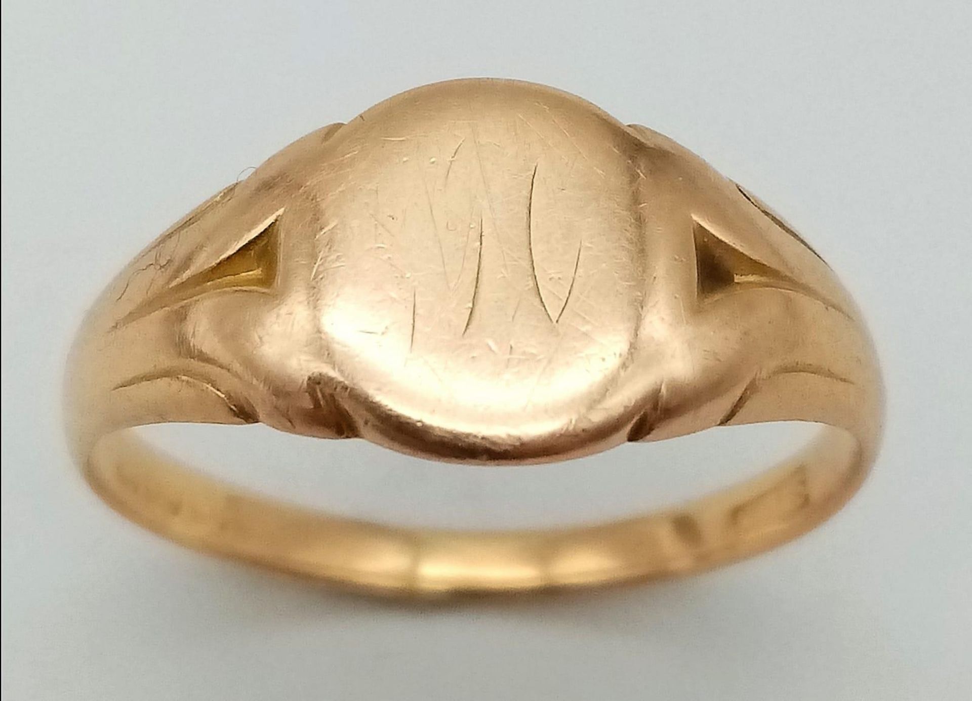 A Vintage 18K Yellow Gold Signet Ring. Size T/U. 4.32g weight.