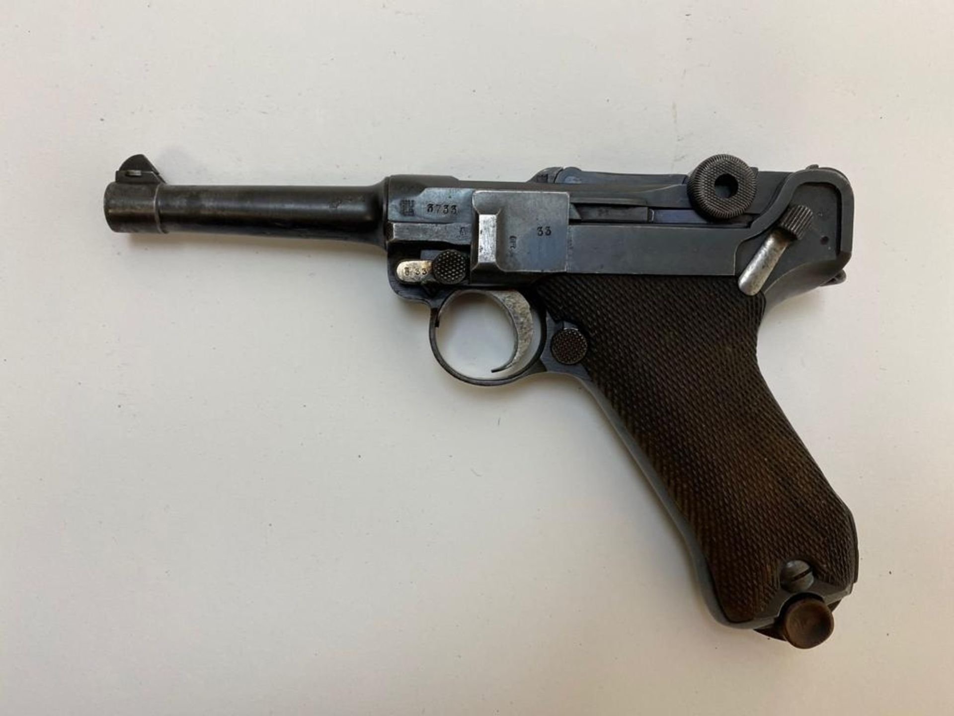 A Deactivated German WW1 Luger P08 Dated 1918. It bears full matching numbers including the - Bild 2 aus 11