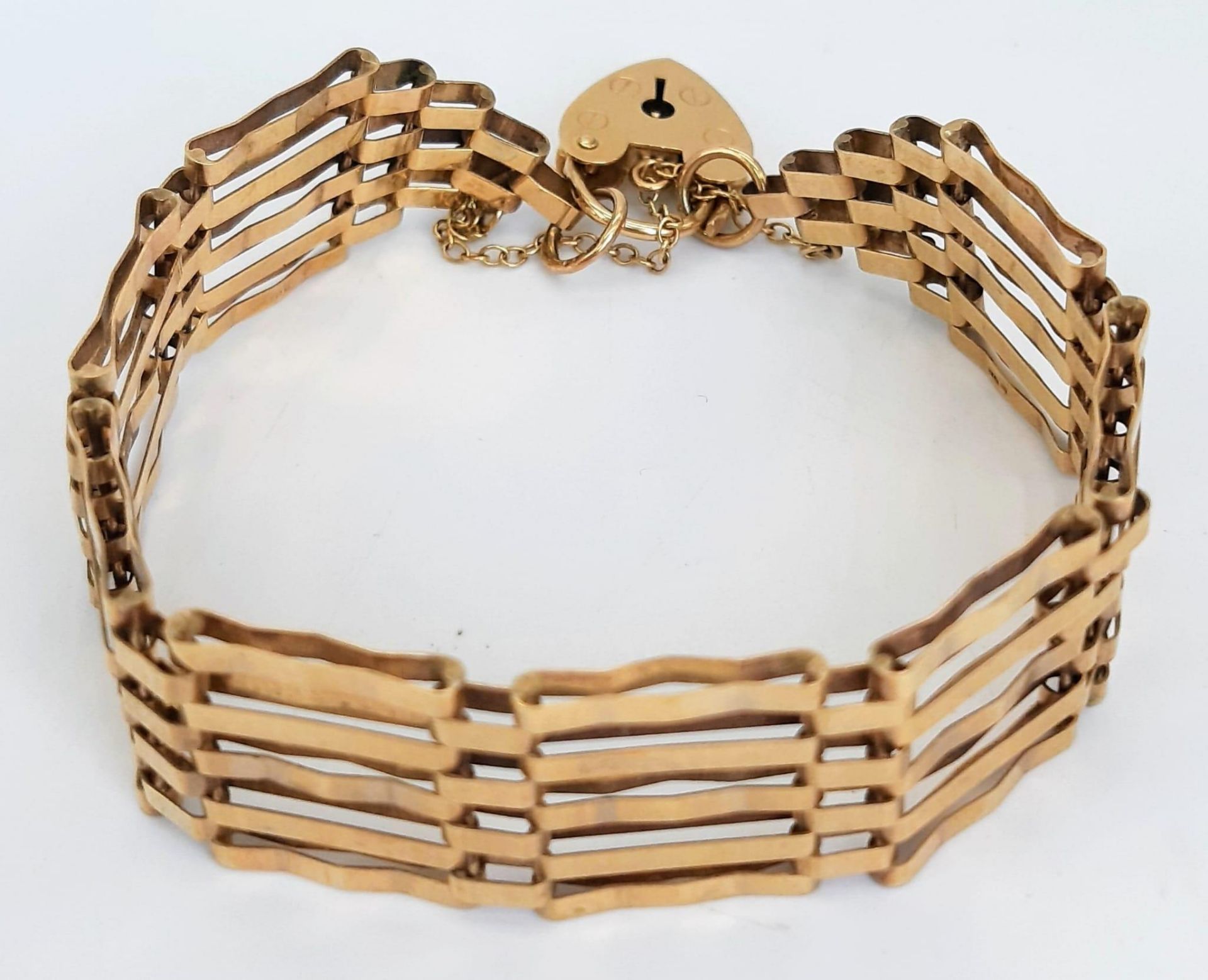 A Vintage 9K Yellow Gold Gate Bracelet with Heart Clasp. 16cm. 11.11g weight. - Image 2 of 4