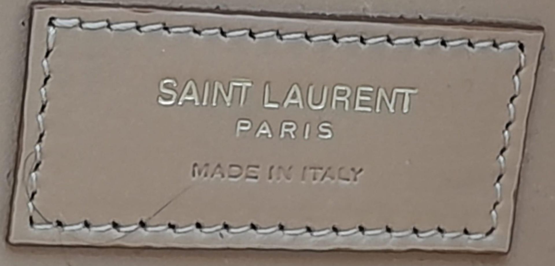 A Saint Laurent Beige Tote Bag. Woven rattan and leather trim exterior. Magnetic closure, gold-toned - Bild 11 aus 12