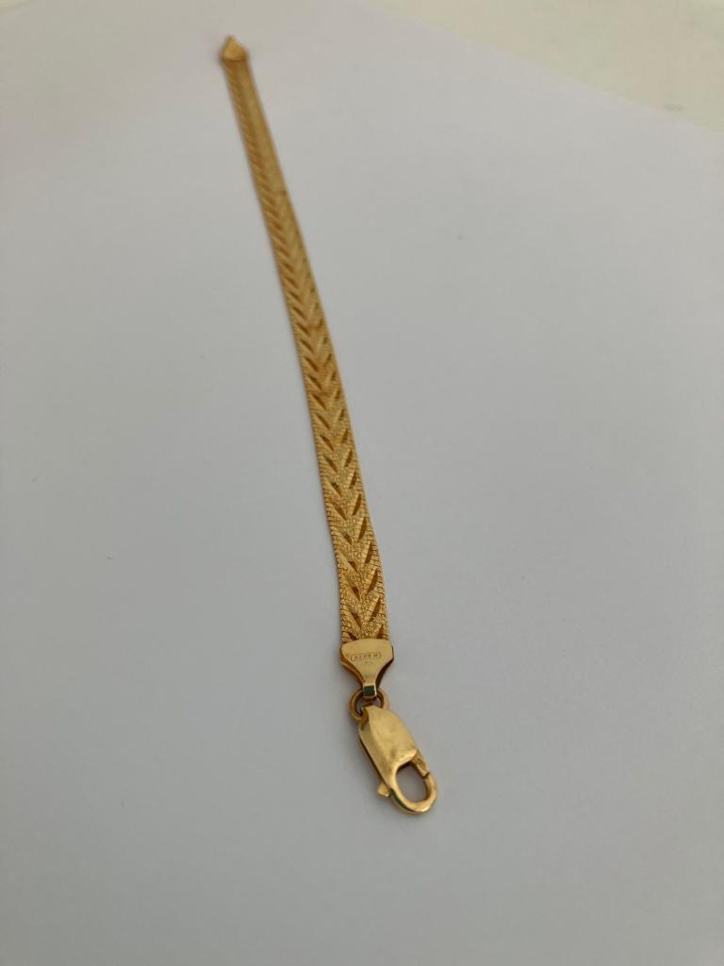 18 carat GOLD BRACELET. Attractive Flat Design having Chased Chevron Pattern. 8.9 grams. 19cm. - Bild 3 aus 5