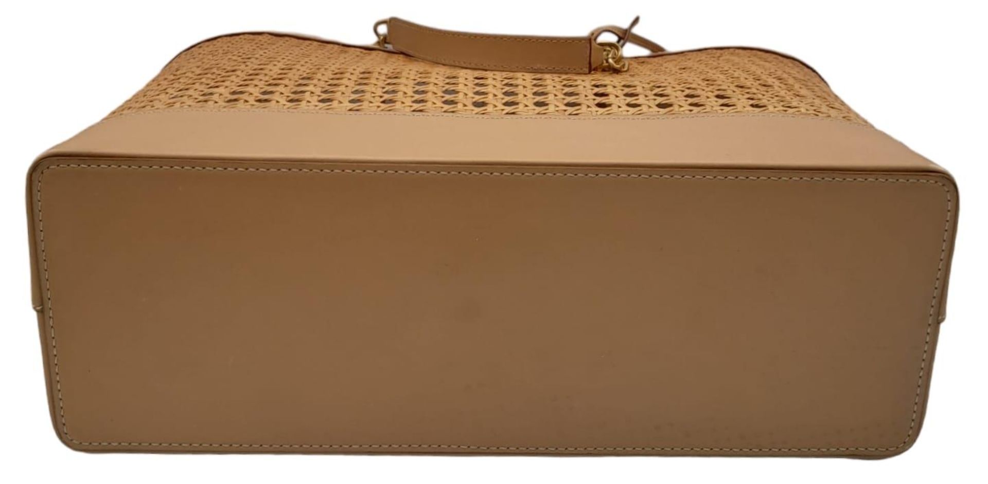A Saint Laurent Beige Tote Bag. Woven rattan and leather trim exterior. Magnetic closure, gold-toned - Bild 5 aus 12