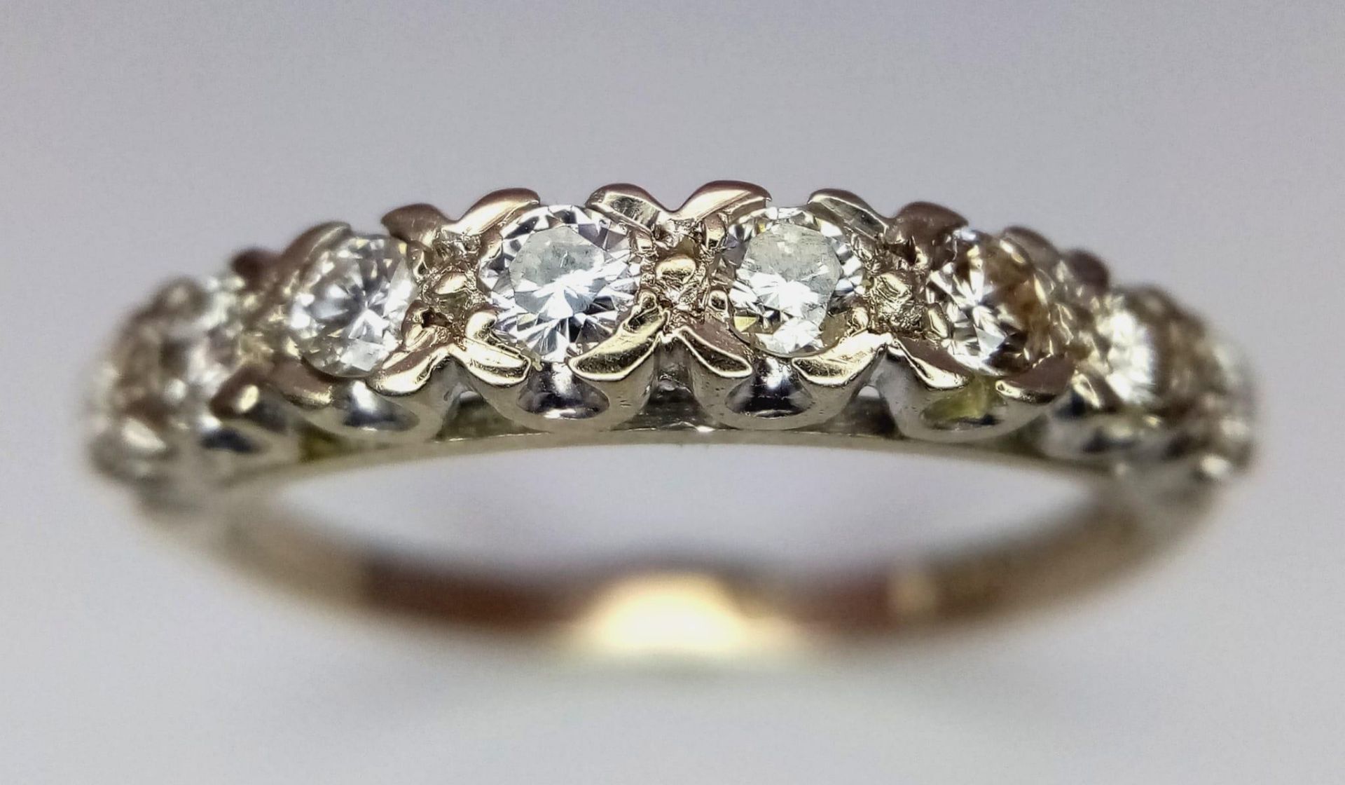 AN 18K GOLD RING WITH EIGHT GRADUATED DIAMONDS TO THE TOP . 3.1gms size O 13691 - Bild 2 aus 9