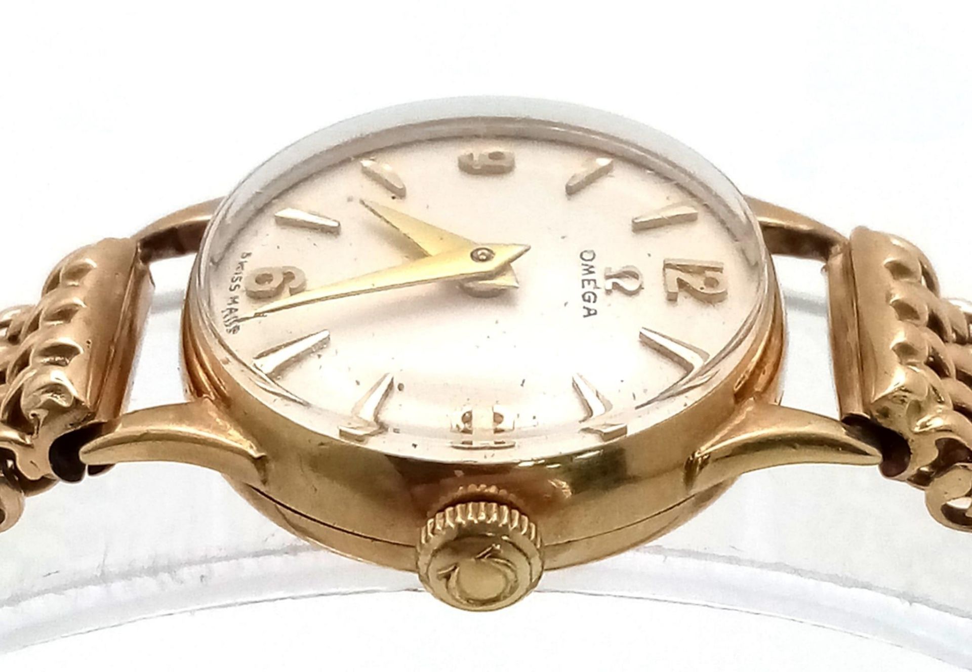 A Vintage 9K Yellow Gold Omega Watch. 9k gold mesh bracelet. 9k gold case - 19mm. White dial. - Bild 6 aus 13