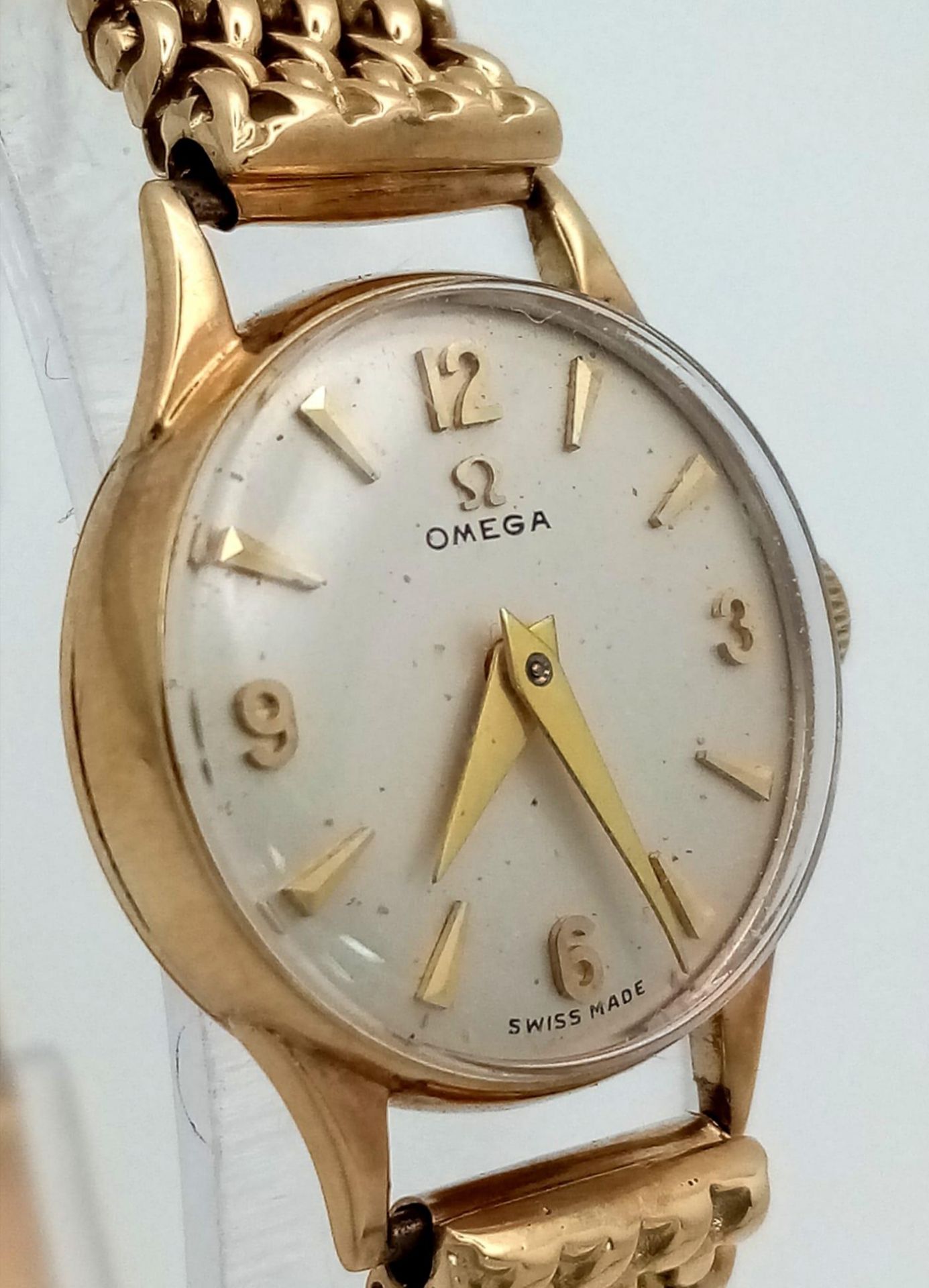 A Vintage 9K Yellow Gold Omega Watch. 9k gold mesh bracelet. 9k gold case - 19mm. White dial. - Bild 4 aus 13
