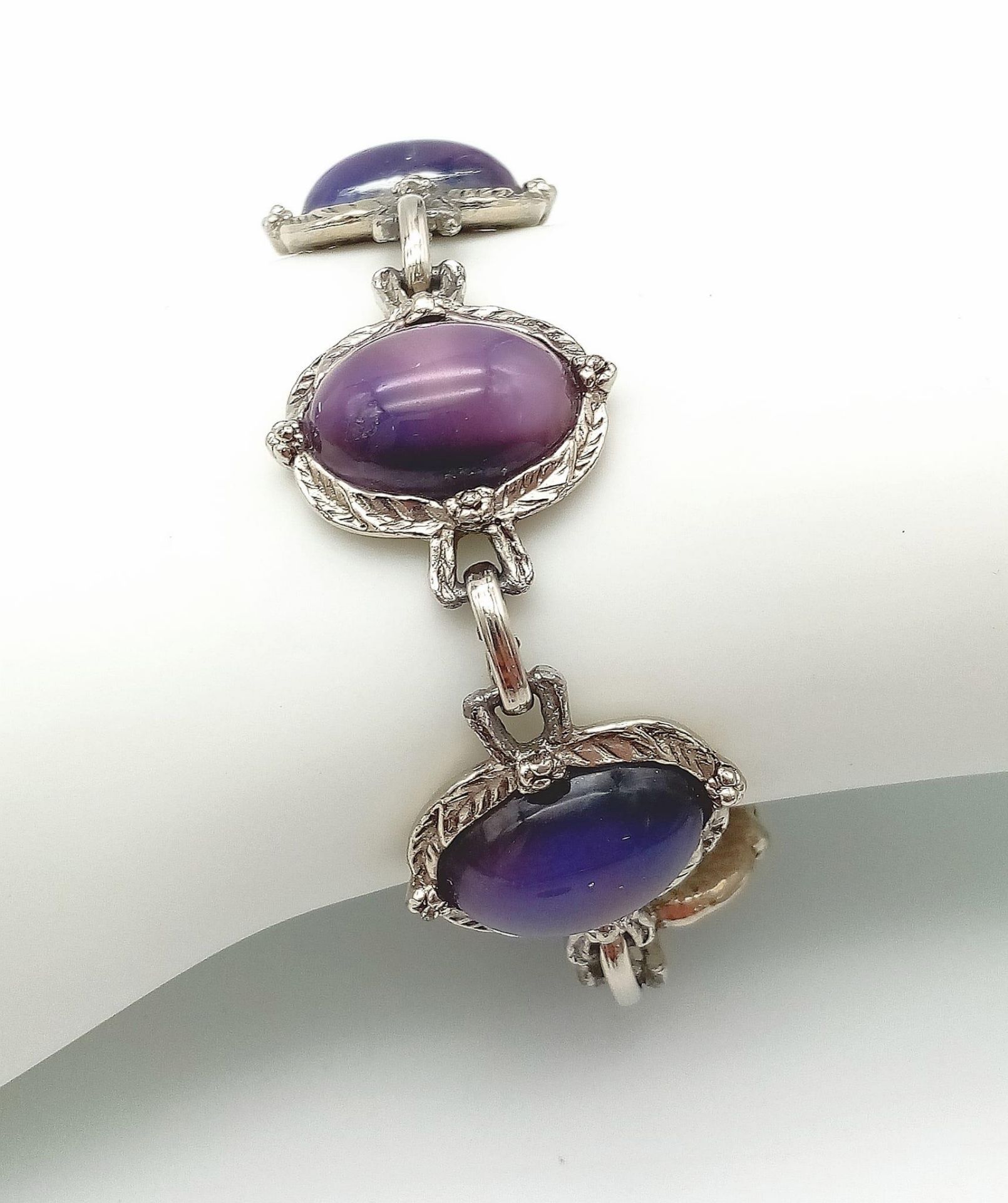 A wonderful example of a vintage, mesmerising, purple cat’s eyes bracelet, in a presentation case: - Image 2 of 7