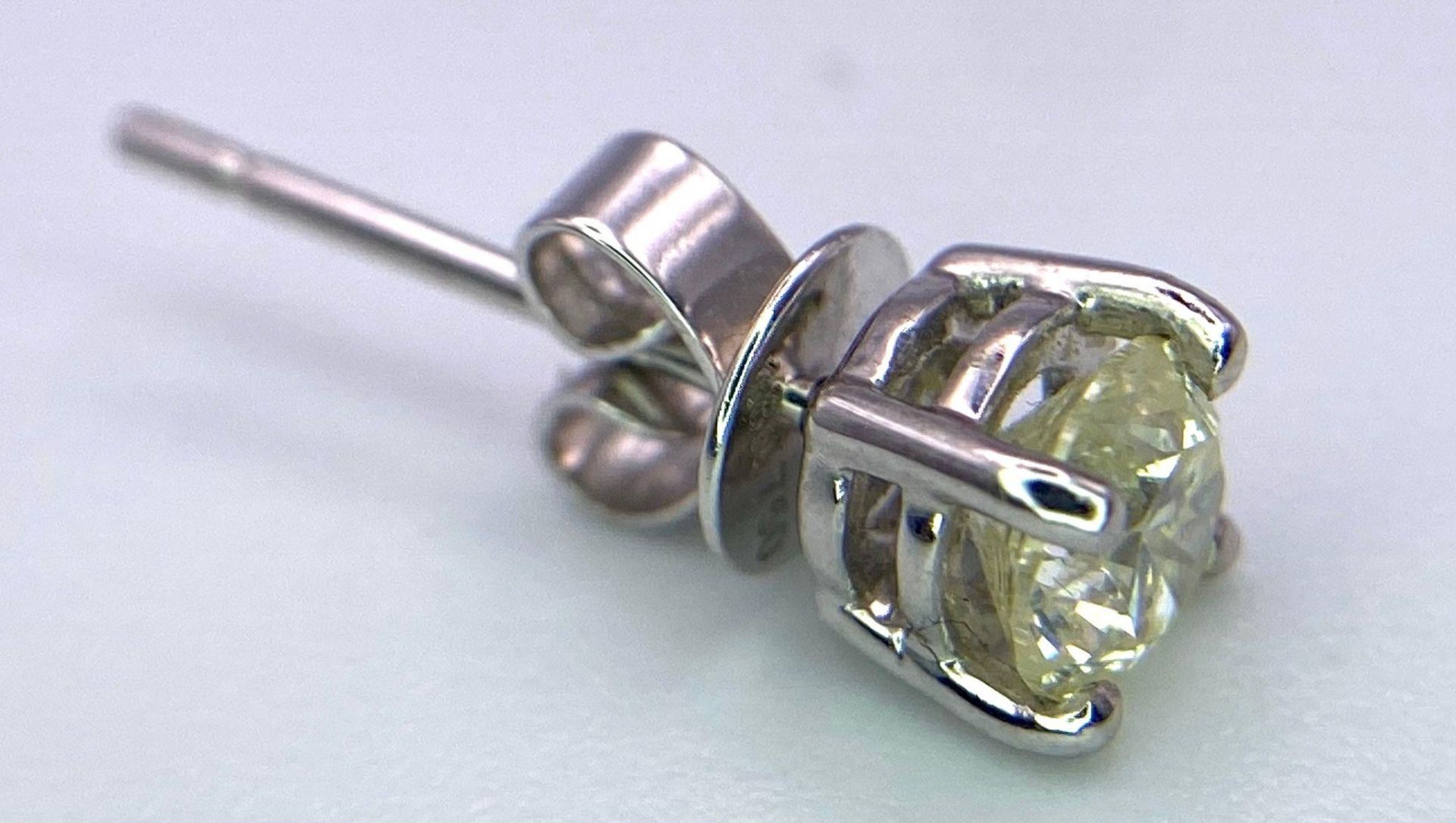 18K White Gold Diamond Single Solitaire Earring. Round Brilliant Cut 0.40CT Diamond. 4 Claw Setting. - Image 2 of 4