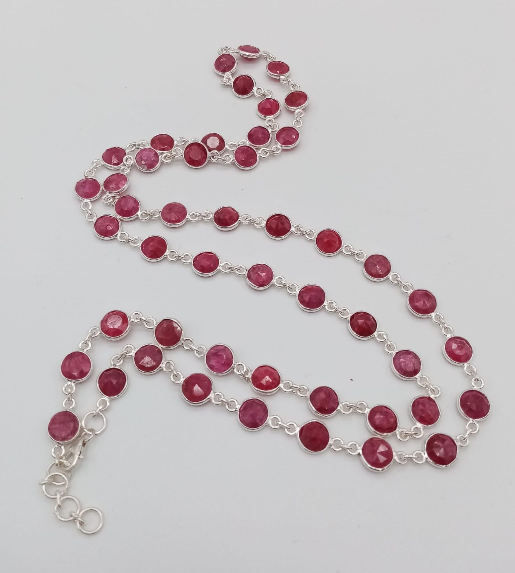 A Round Cut Ruby Gemstone Tennis Necklace set in 925 Silver. 70cm. 27.75g total weight. - Bild 2 aus 3
