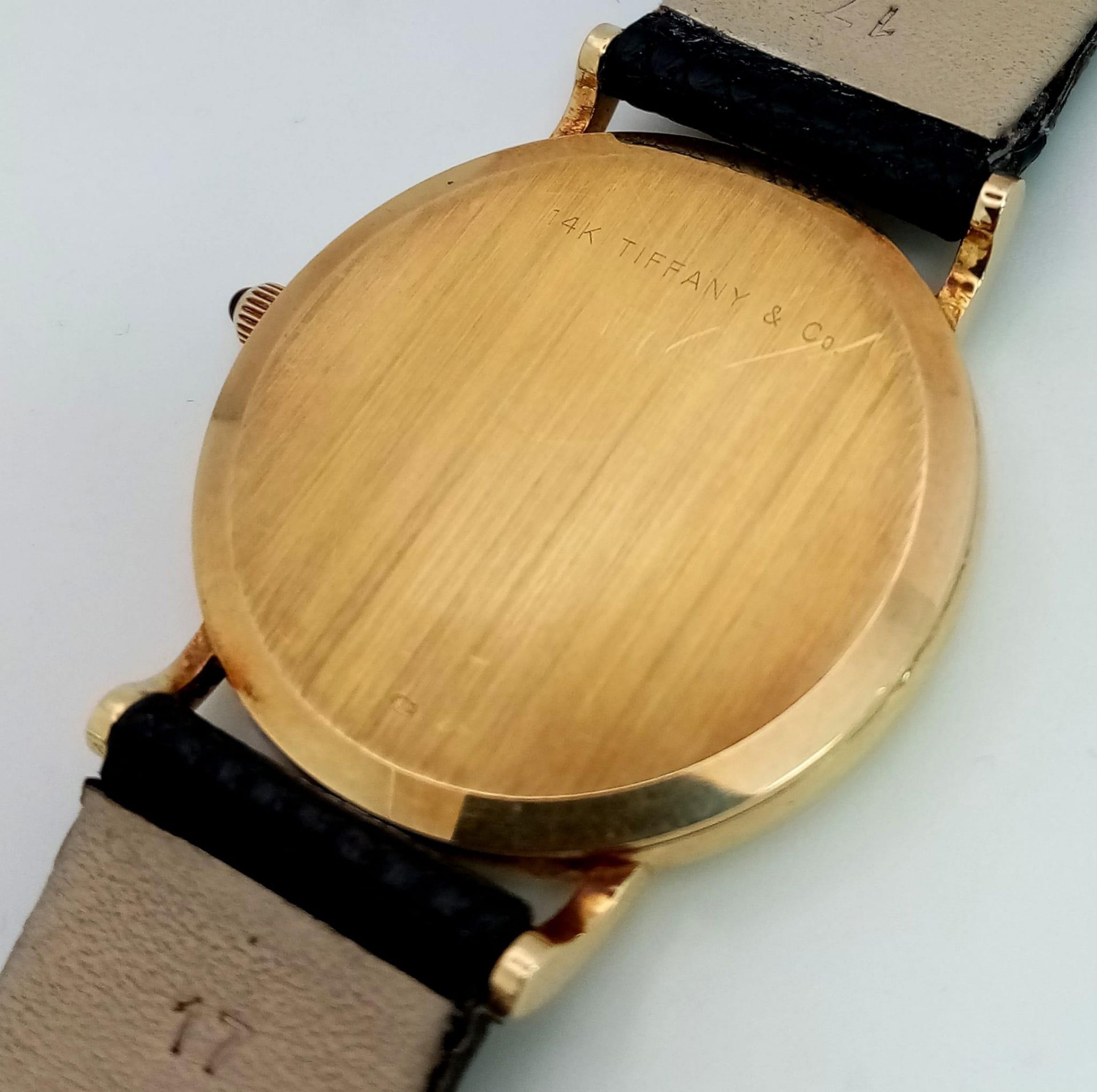 A Vintage 14K Gold Cased Tiffany and Co Ladies 'No Hands' Watch. Black leather strap. 14k gold - Bild 7 aus 9