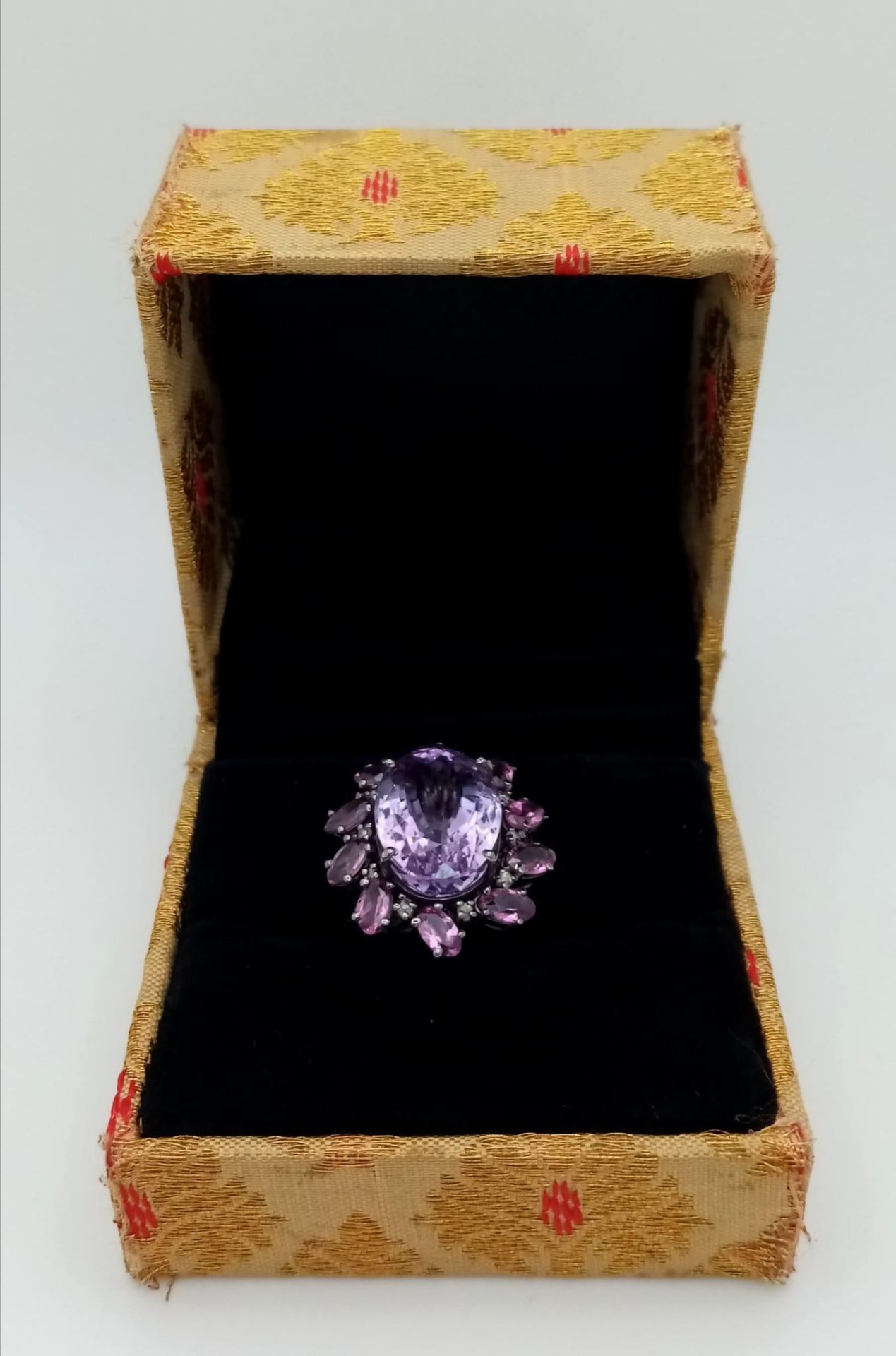 An Amethyst and Rhodolite 925 Silver Ring with Rose cut Diamond Accents. Amethyst - 13.55ctw. - Bild 7 aus 9