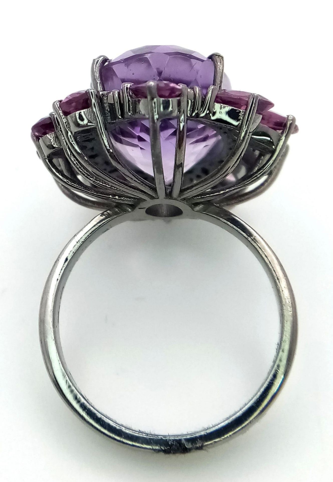 An Amethyst and Rhodolite 925 Silver Ring with Rose cut Diamond Accents. Amethyst - 13.55ctw. - Bild 5 aus 9