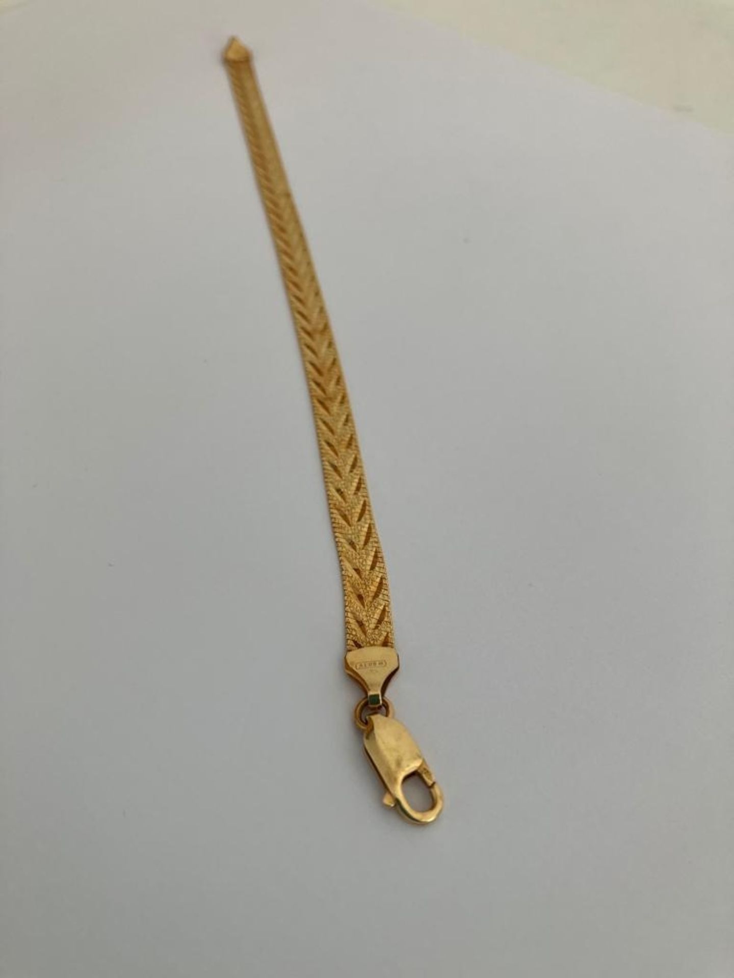 18 carat GOLD BRACELET. Attractive Flat Design having Chased Chevron Pattern. 8.9 grams. 19cm. - Bild 2 aus 5