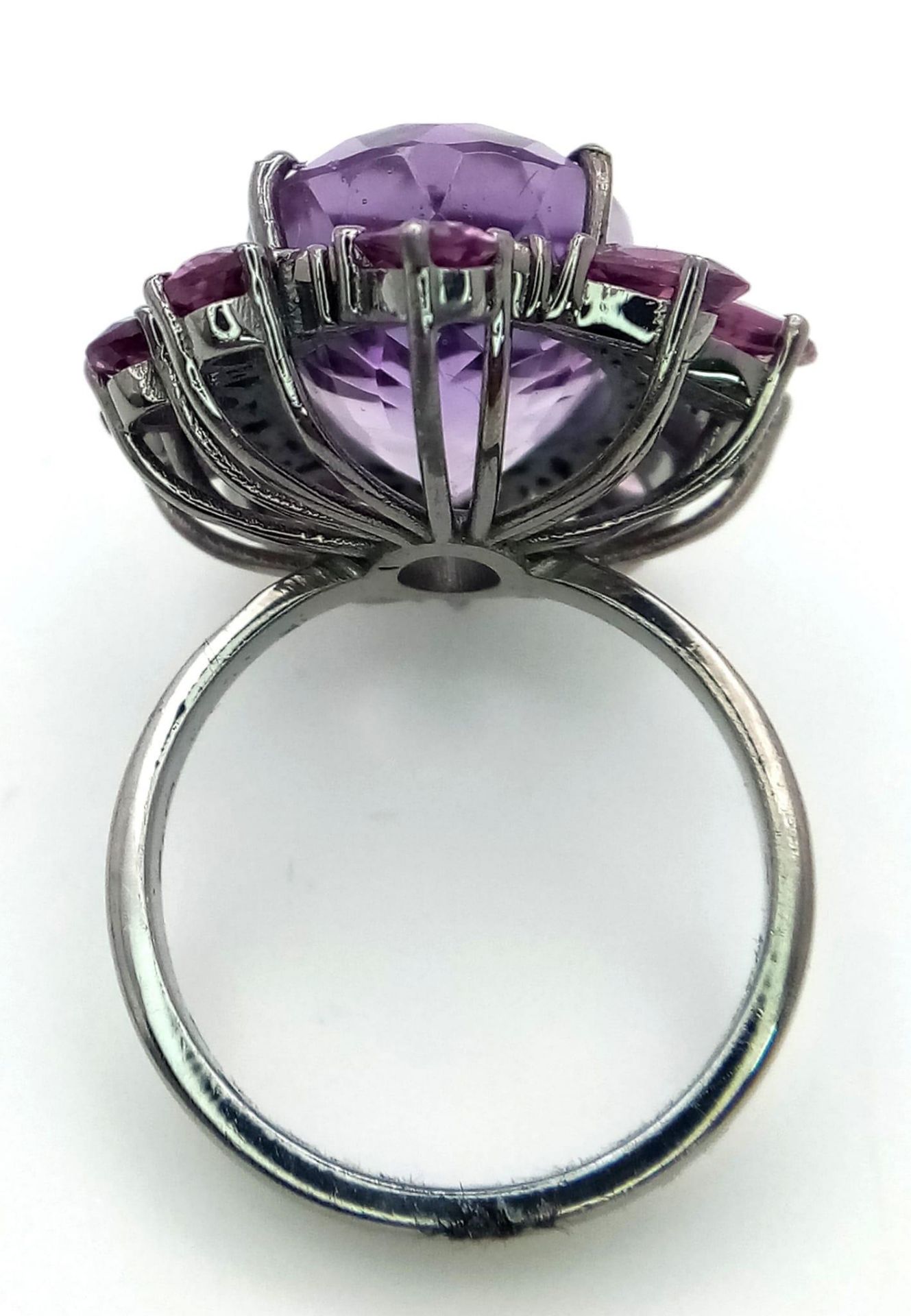 An Amethyst and Rhodolite 925 Silver Ring with Rose cut Diamond Accents. Amethyst - 13.55ctw. - Bild 4 aus 9