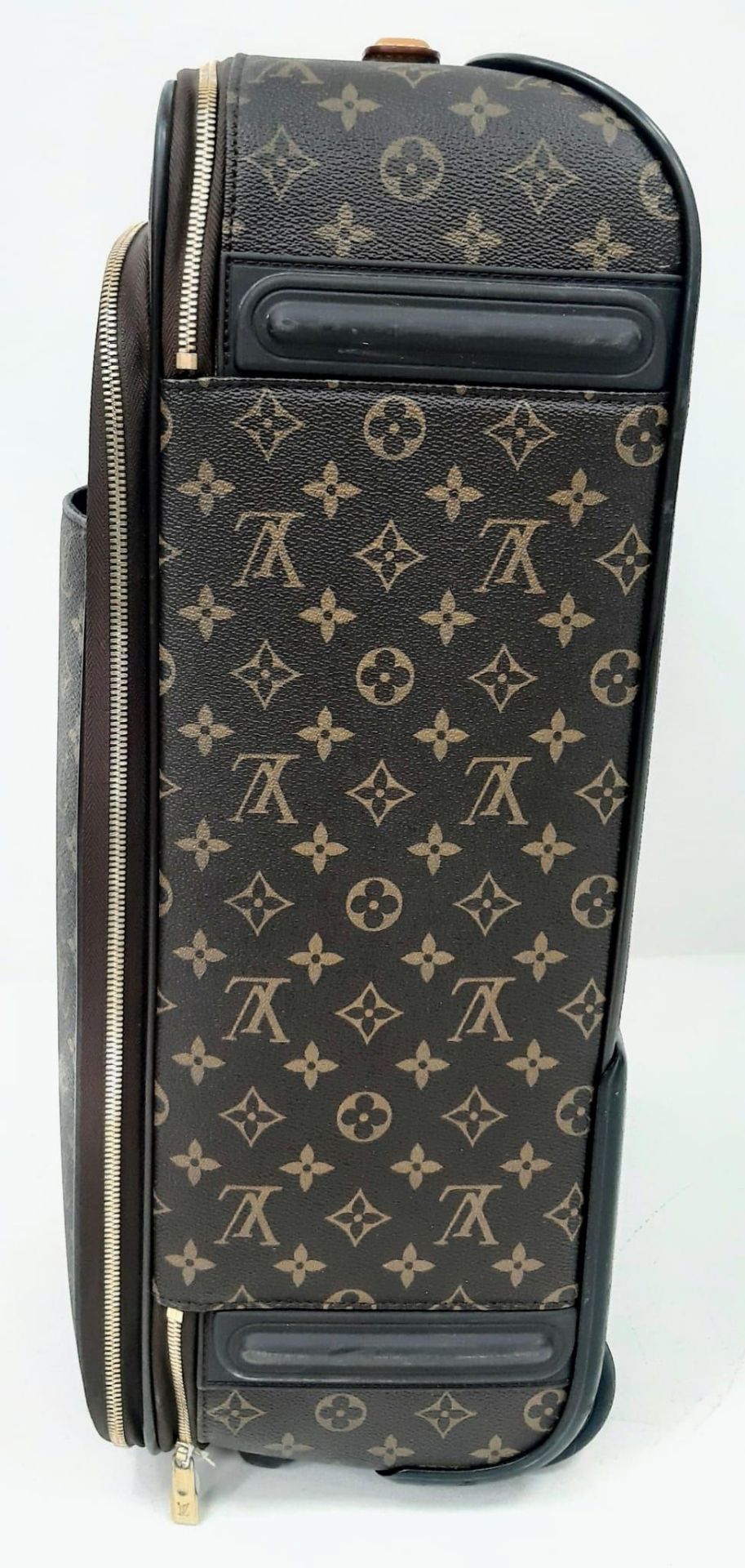 A Louis Vuitton Monogram Pegase Suitcase. Durable leather exterior. Front compartment with zipper, - Bild 2 aus 9