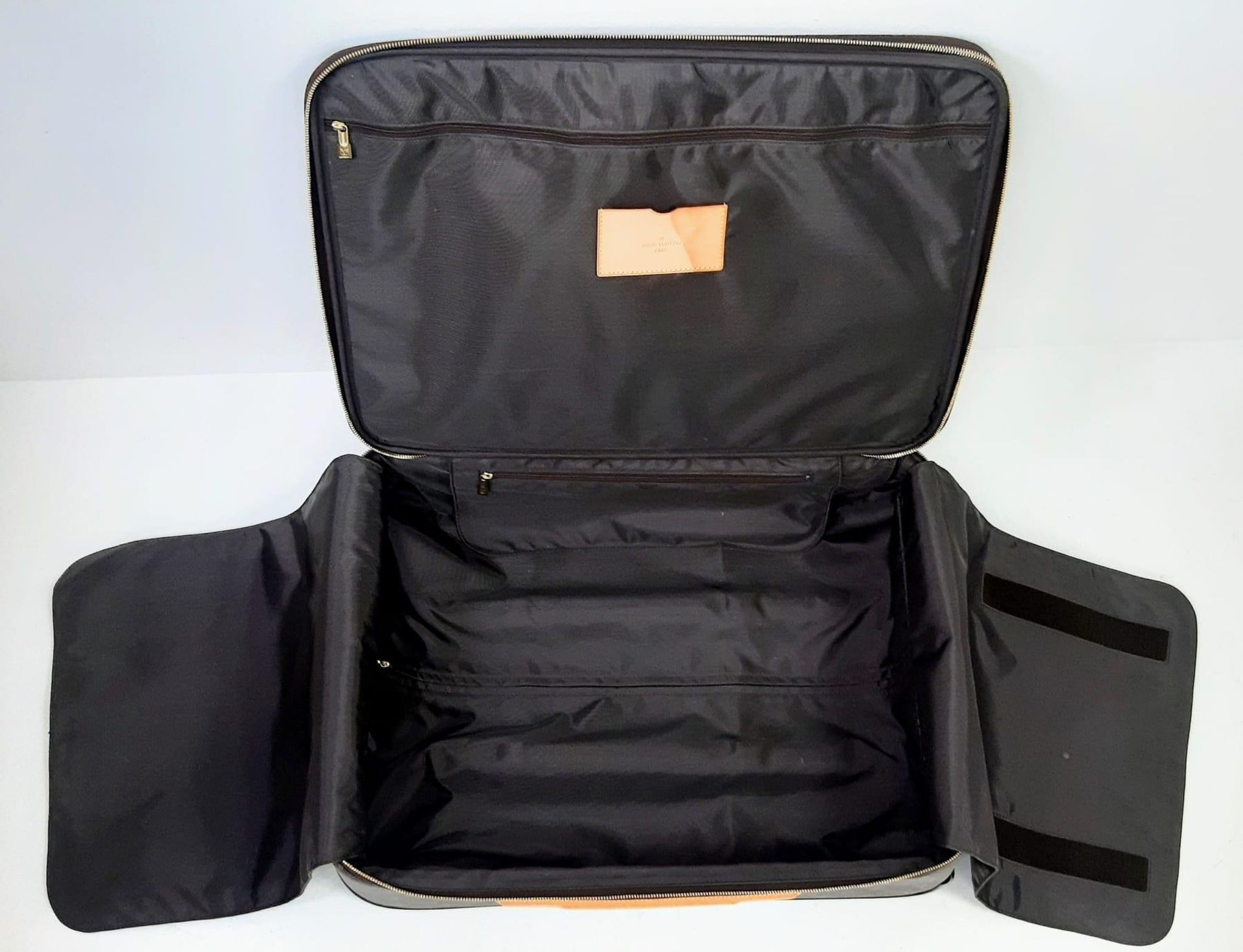 A Louis Vuitton Monogram Pegase Suitcase. Durable leather exterior. Front compartment with zipper, - Bild 7 aus 9