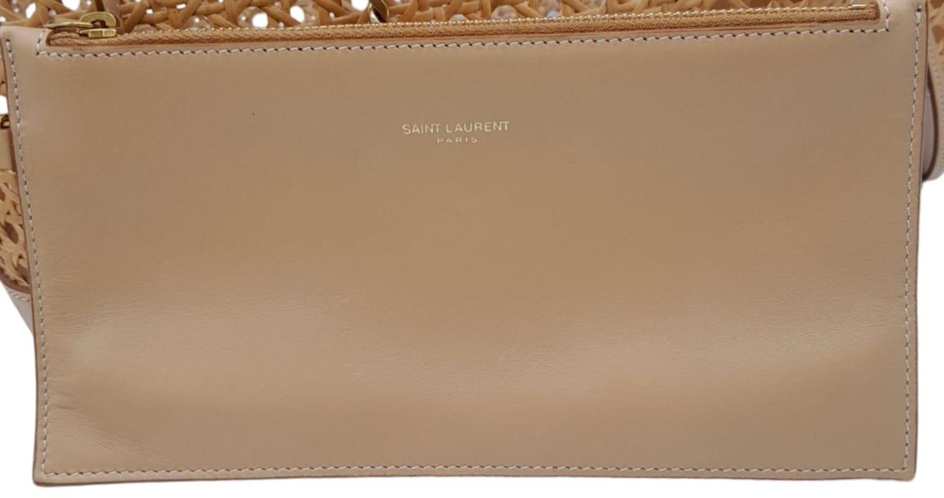 A Saint Laurent Beige Tote Bag. Woven rattan and leather trim exterior. Magnetic closure, gold-toned - Bild 9 aus 12
