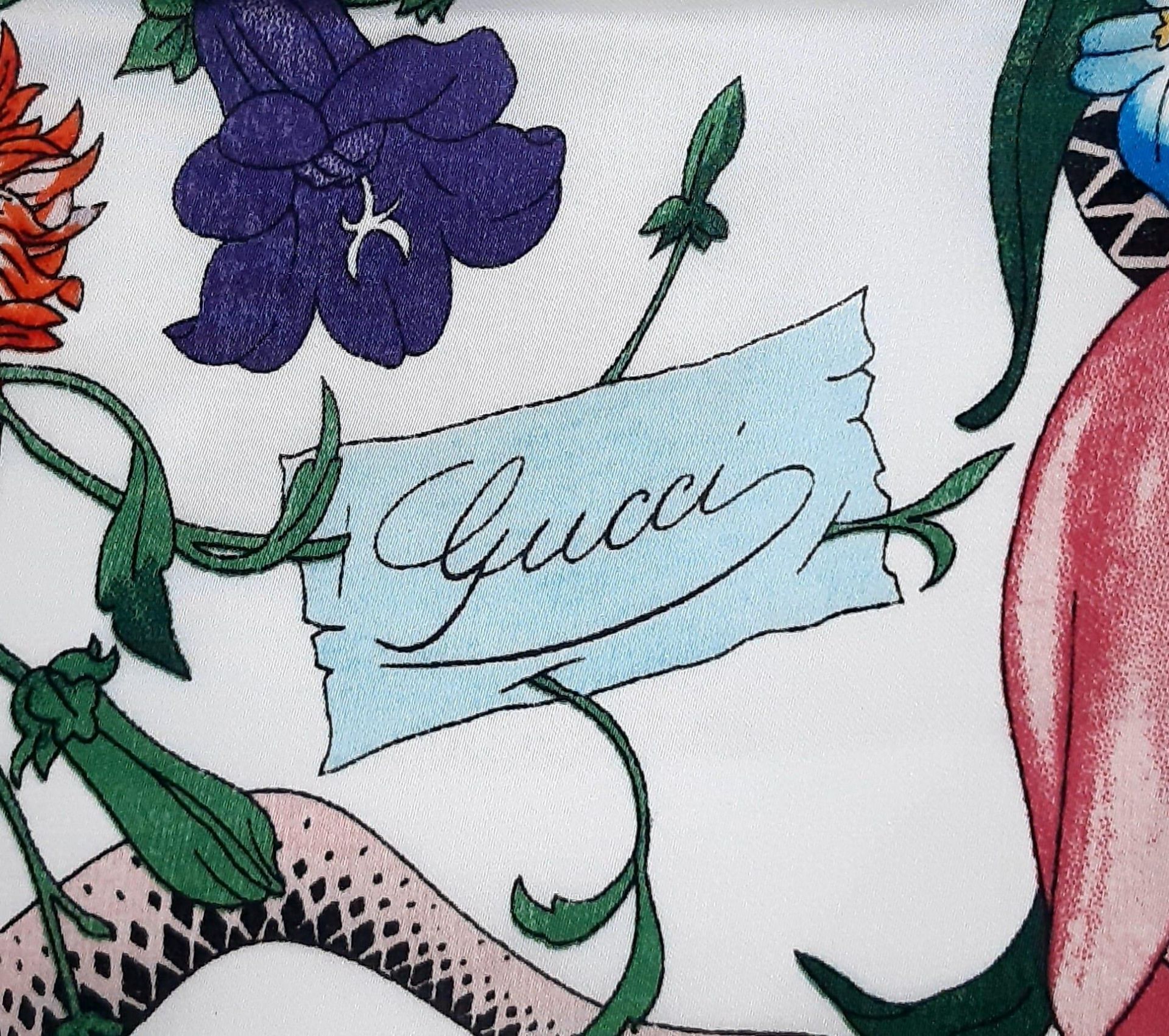 Gucci Silk Scarf. Features a wonderful floral & creatures pattern with a bold black border. Measures - Bild 2 aus 3