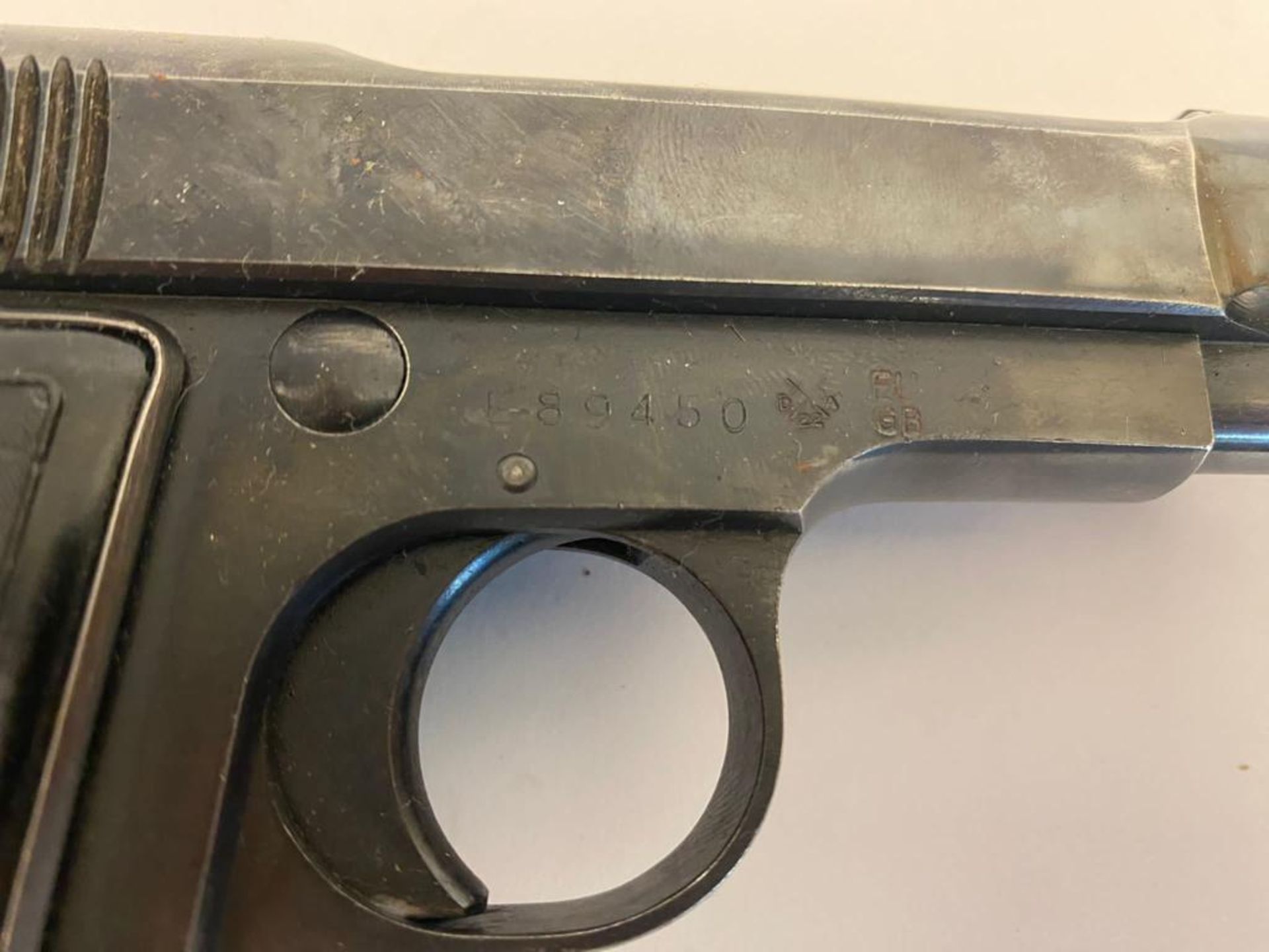 A Deactivated Supressed Beretta Model 94. This 9mm semi-automatic pistol has a removable silencer - Bild 4 aus 11