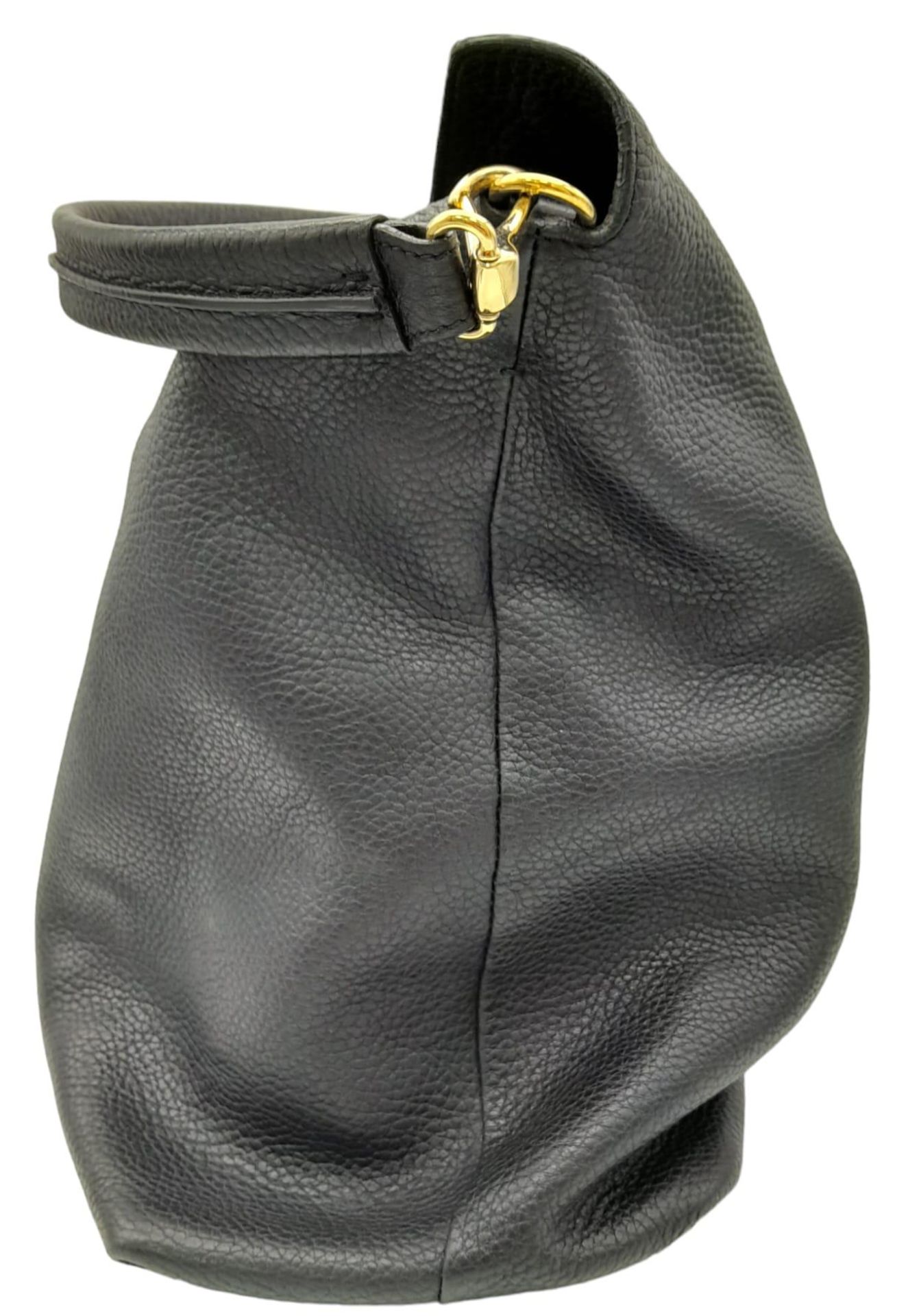 A Burberry Black Cale Hobo Bag. A leather exterior with a looping shoulder strap, gold tone hardware - Image 4 of 23