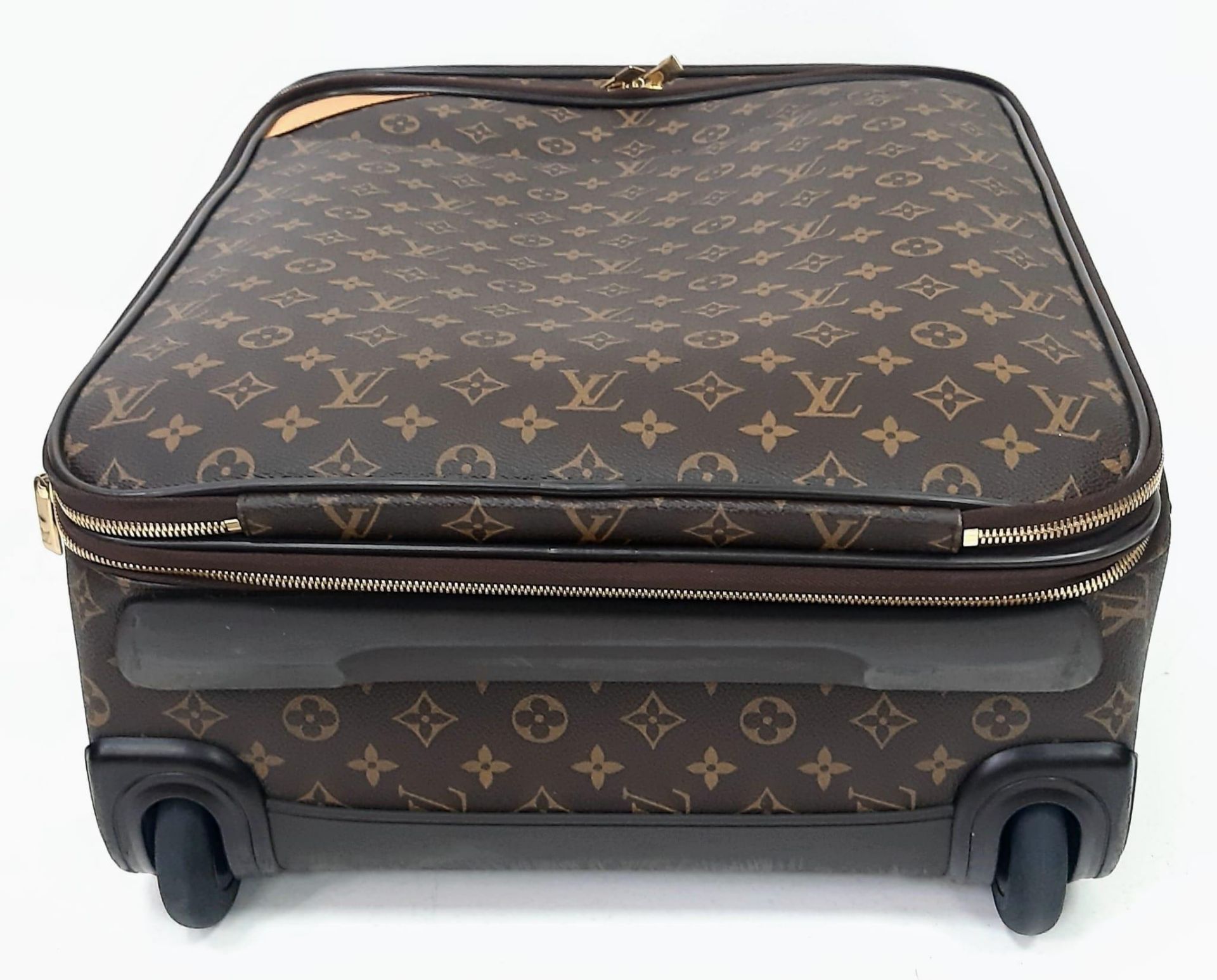 A Louis Vuitton Monogram Pegase Suitcase. Durable leather exterior. Front compartment with zipper, - Bild 5 aus 9